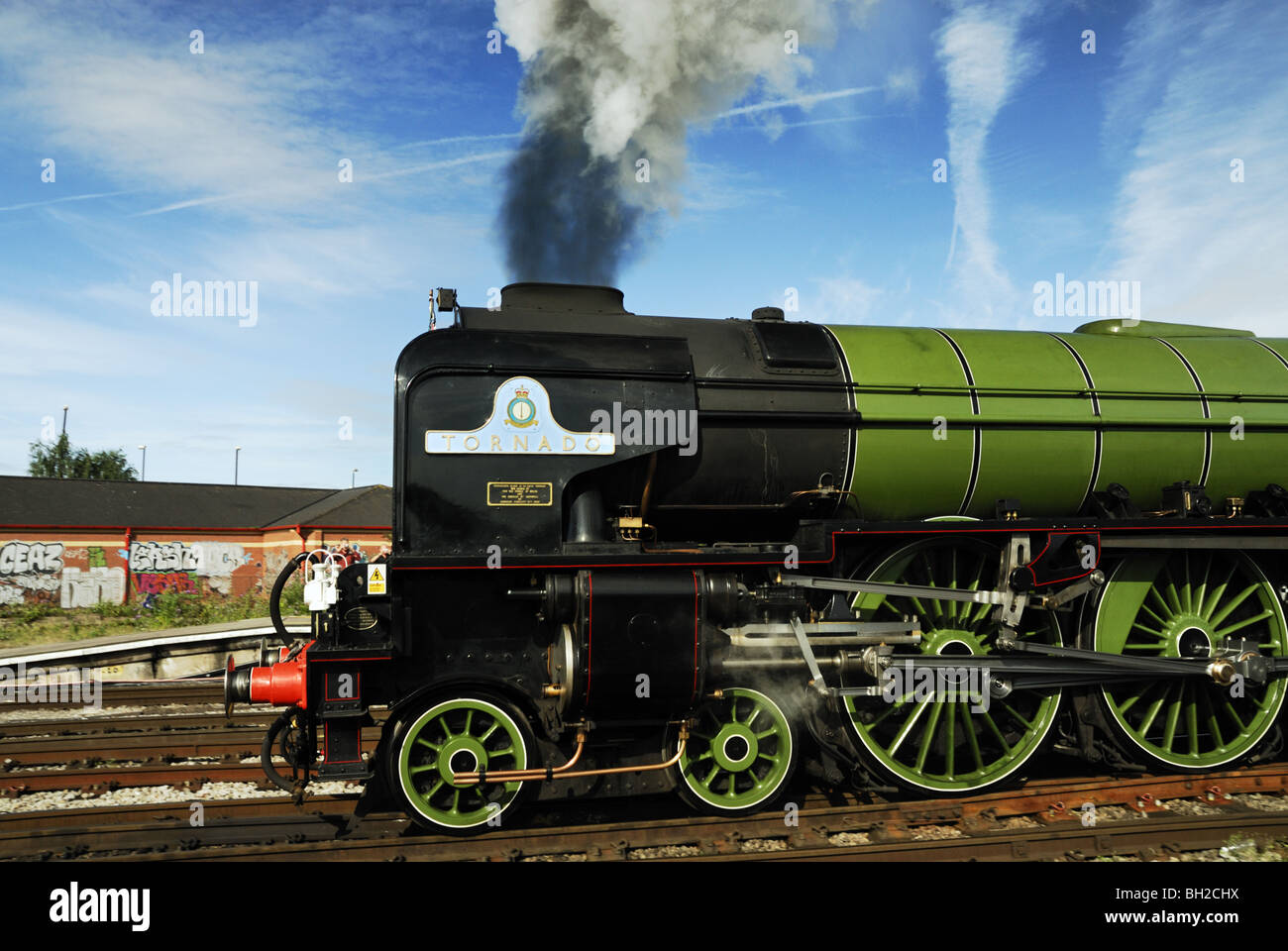 A1 nouvellement construit à vapeur classe au poivre (Tornado) locomotive tirant un train spécial d'été à Torbay quitter Bristol Temple Meads Banque D'Images