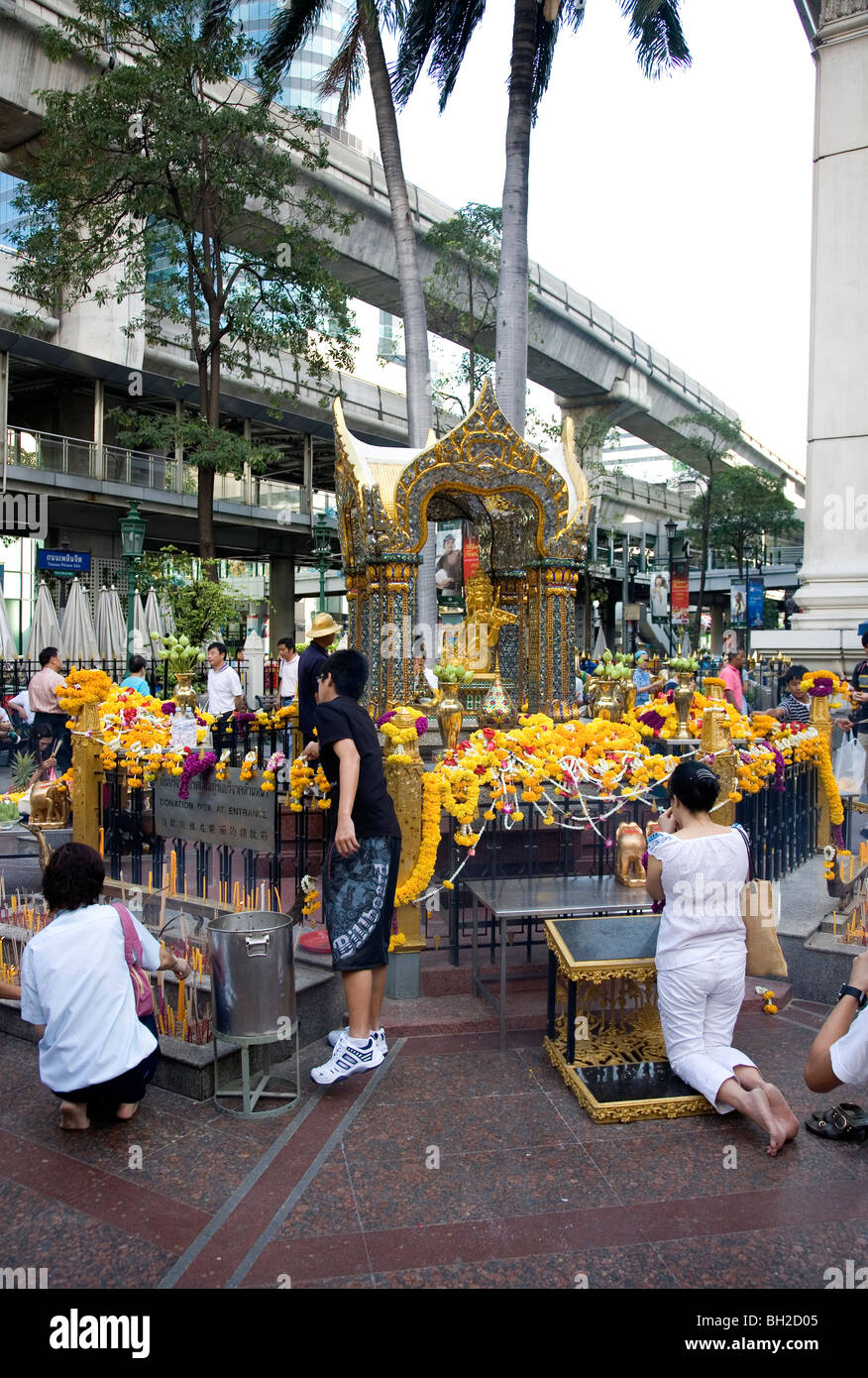 Sanctuaire d'Erawan sur Thanon Rama I / Ploenchit - Bangkok , Thaïlande Banque D'Images