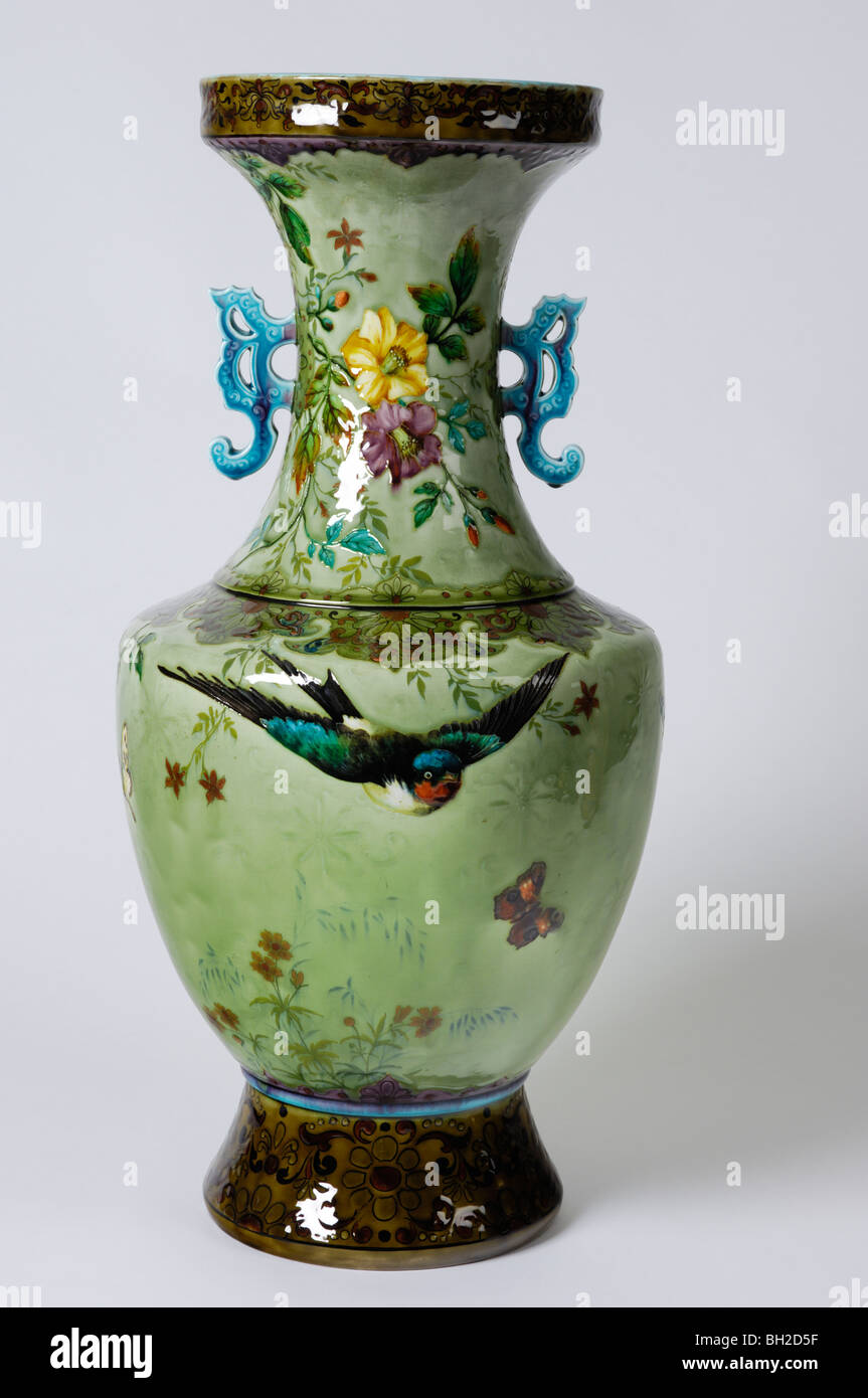 Un énorme vase de style chinois par Joseph-Théodore Deck (1823-1891),  French potter Photo Stock - Alamy