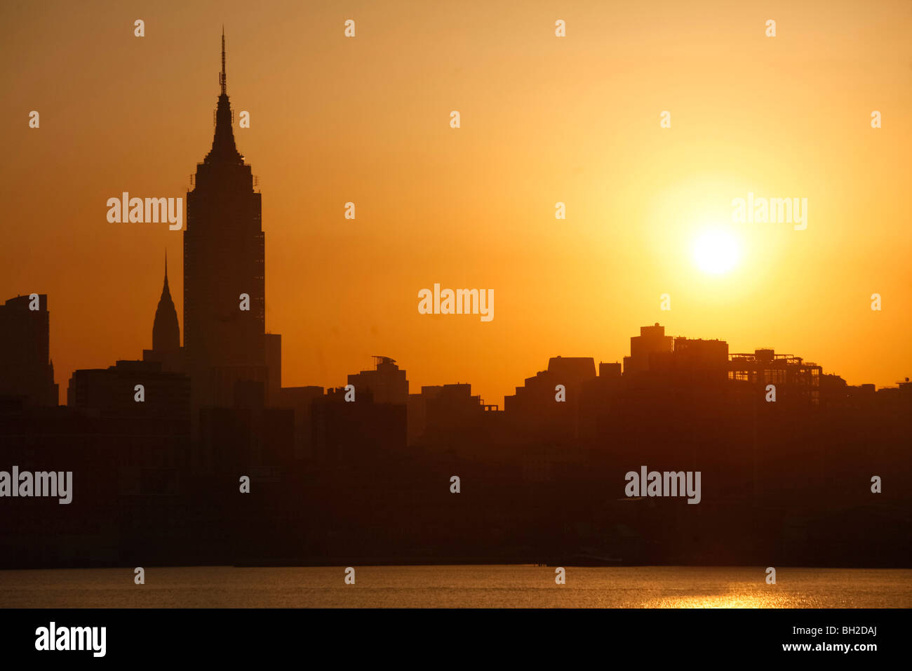Lever de soleil au-dessus de Manhattan au début d'un matin de mars Banque D'Images