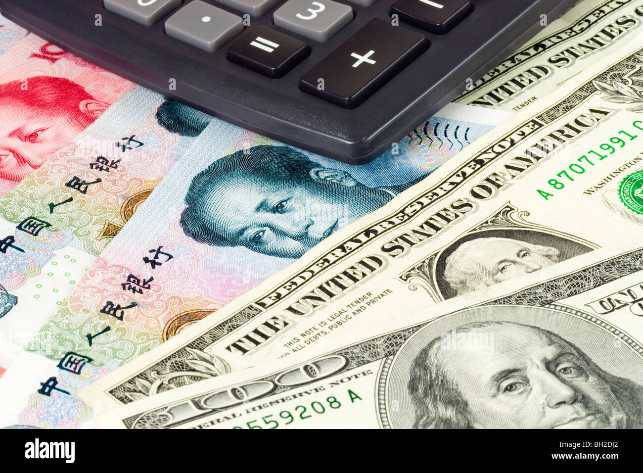 Paire de devises américaines et chinoises utilisées dans le commerce de forex avec la calculatrice Banque D'Images Paire de devises américaines et chinoises utilisées dans le commerce de forex avec la calculatrice Banque D'Images