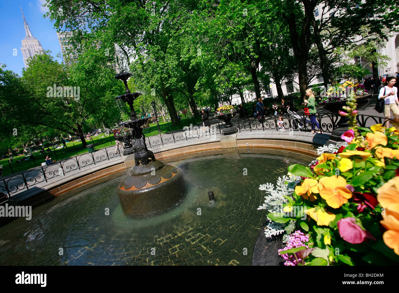 Le Madison Square est formé par l'intersection de la Cinquième Avenue et Broadway à la 23e Rue à New York City Banque D'Images