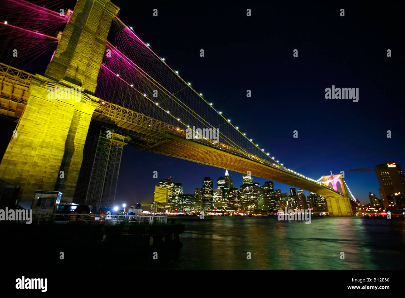 Vue sur le pont de Brooklyn Nuit et jours où les gens à pied ou à cheval à travers l'East River à Manhattan Banque D'Images