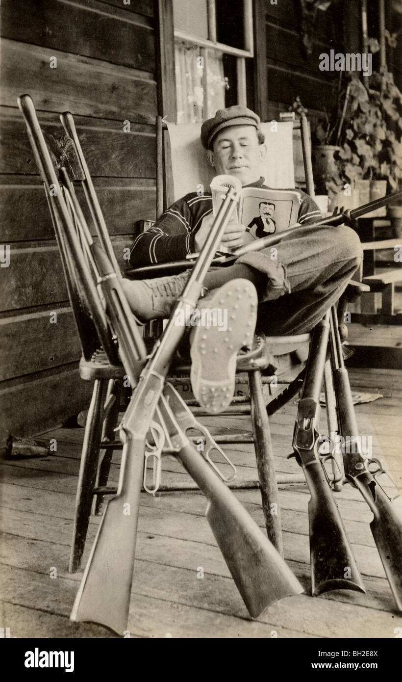 Hunter avec Collection d'armes à feu disposées dangereusement Banque D'Images