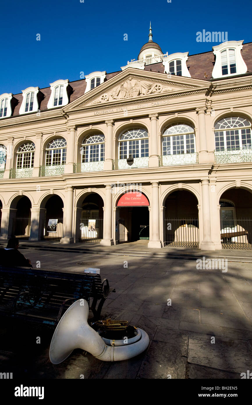 Tuba à l'avant du Cabildo, Jackson Square, Quartier français, la Nouvelle Orléans, Louisiane Banque D'Images