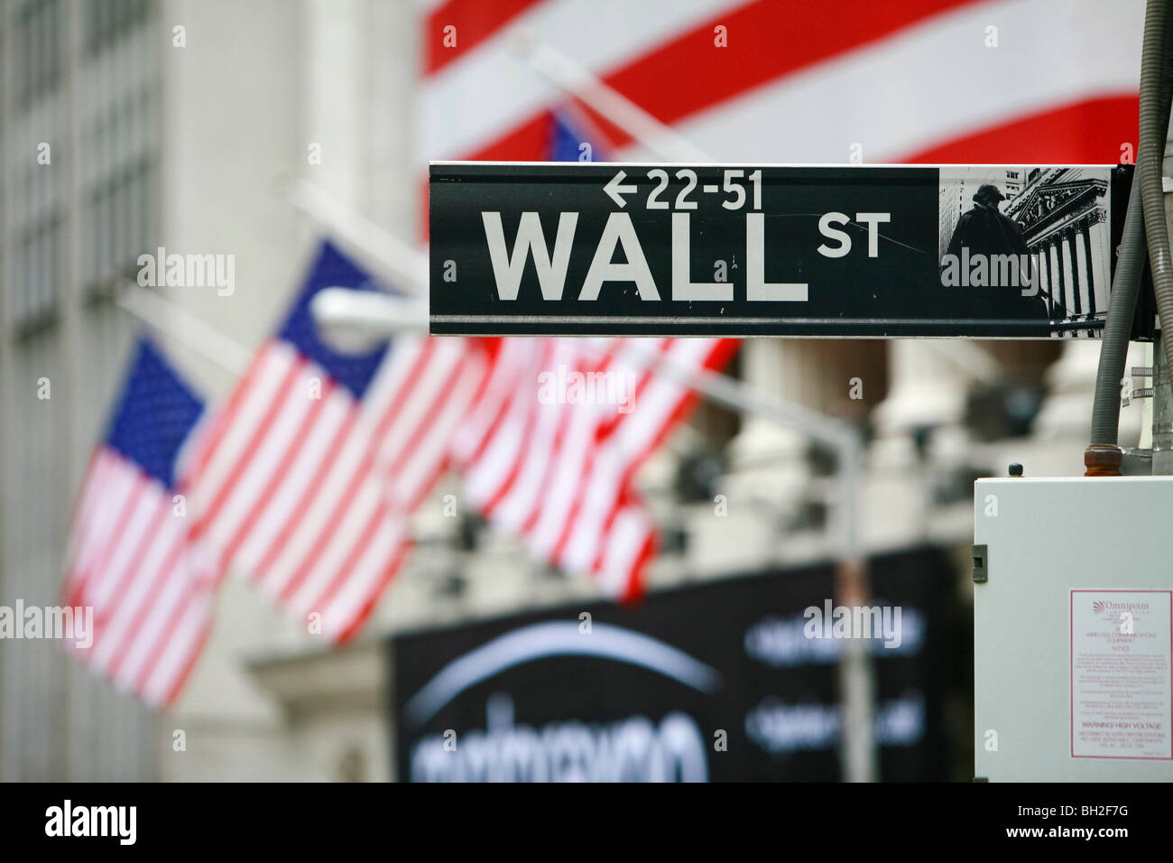 Wall Street et la Bourse de New York à New York avec un énorme drapeau Américain Banque D'Images