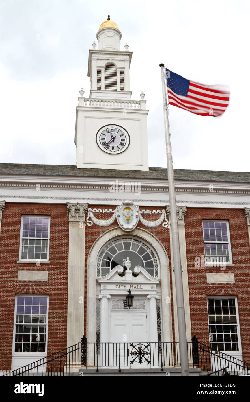 Un drapeau des États-Unis, USA drapeau, drapeau américain, des vagues dans le vent en face de l'hôtel de ville de Burlington, Vermont. VT. Banque D'Images