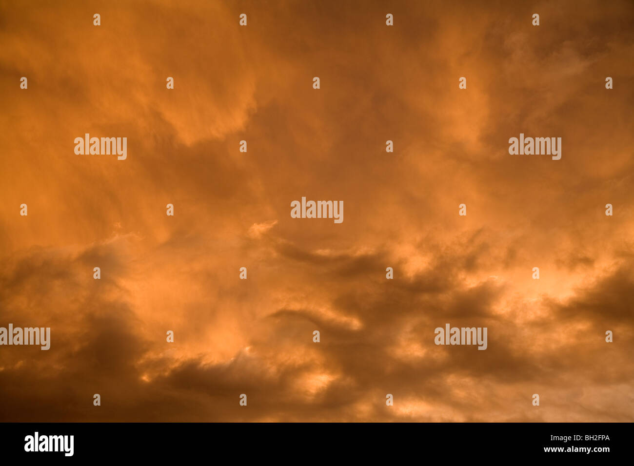 Le feu dans le ciel, les nuages éclairés par la lumière au coucher du soleil, San Diego, Californie Banque D'Images