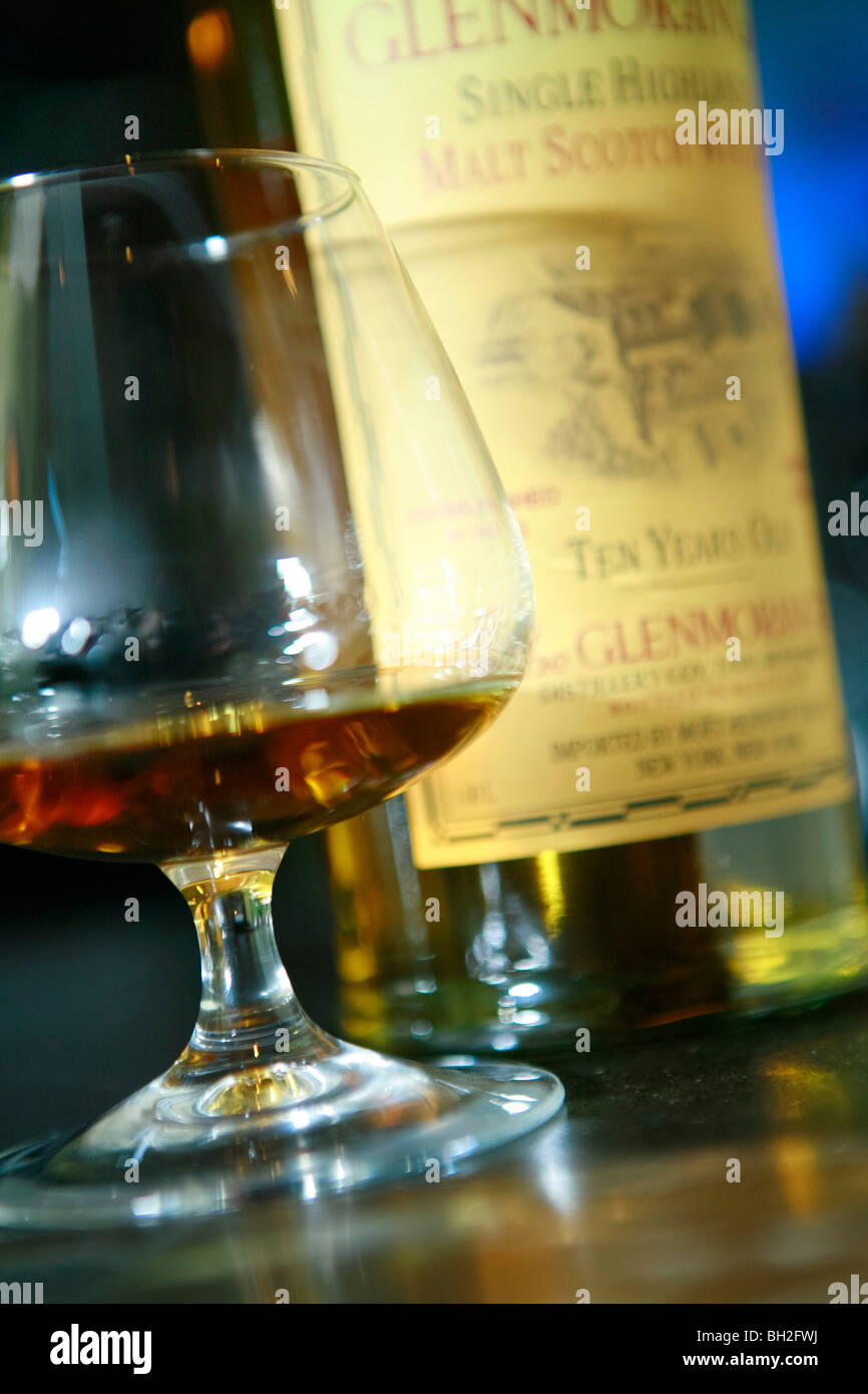 Bouteille de whisky dans un bar de la ville de New York Banque D'Images