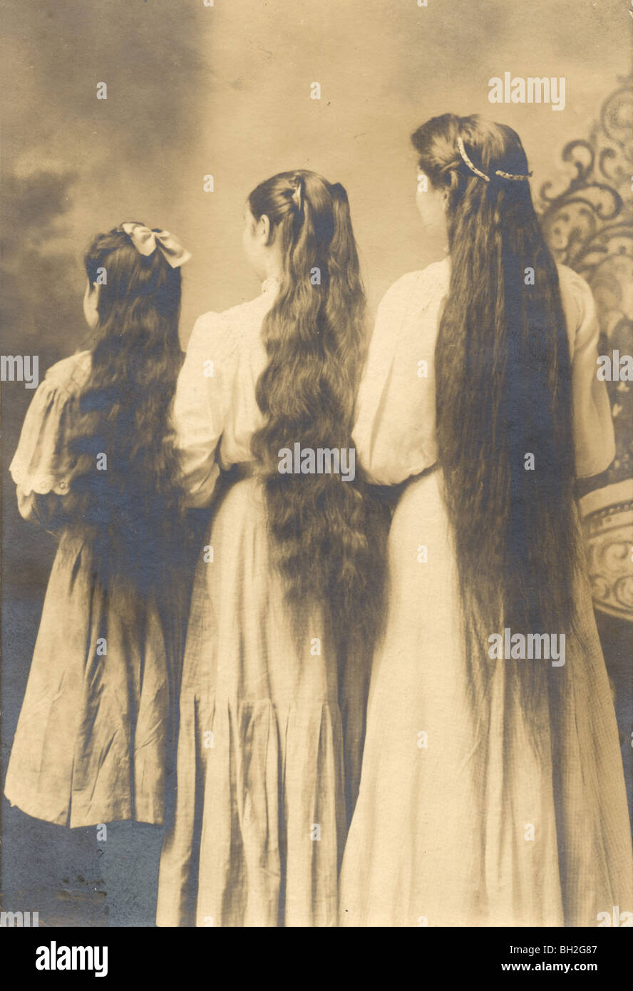 Trois jeunes filles Chaque Holding a Camera Banque D'Images