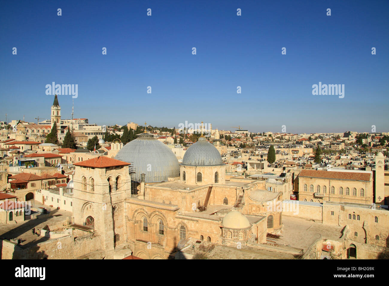 Israël, Jérusalem Vieille Ville, une vue sur l'église du Saint Sépulcre du clocher de l'Église du Rédempteur Banque D'Images