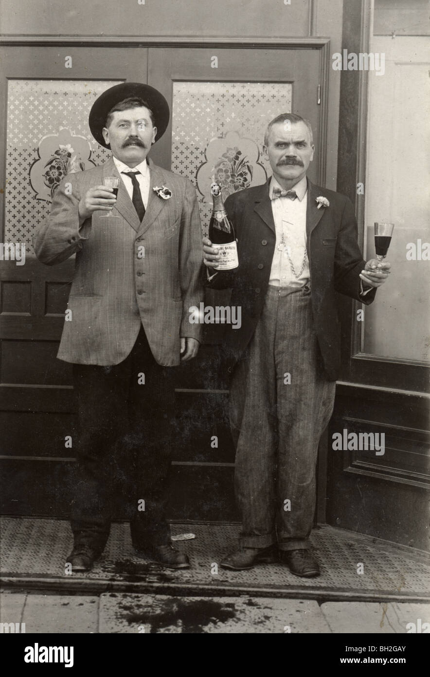 Deux hommes de boire du vin en face de Bar Banque D'Images