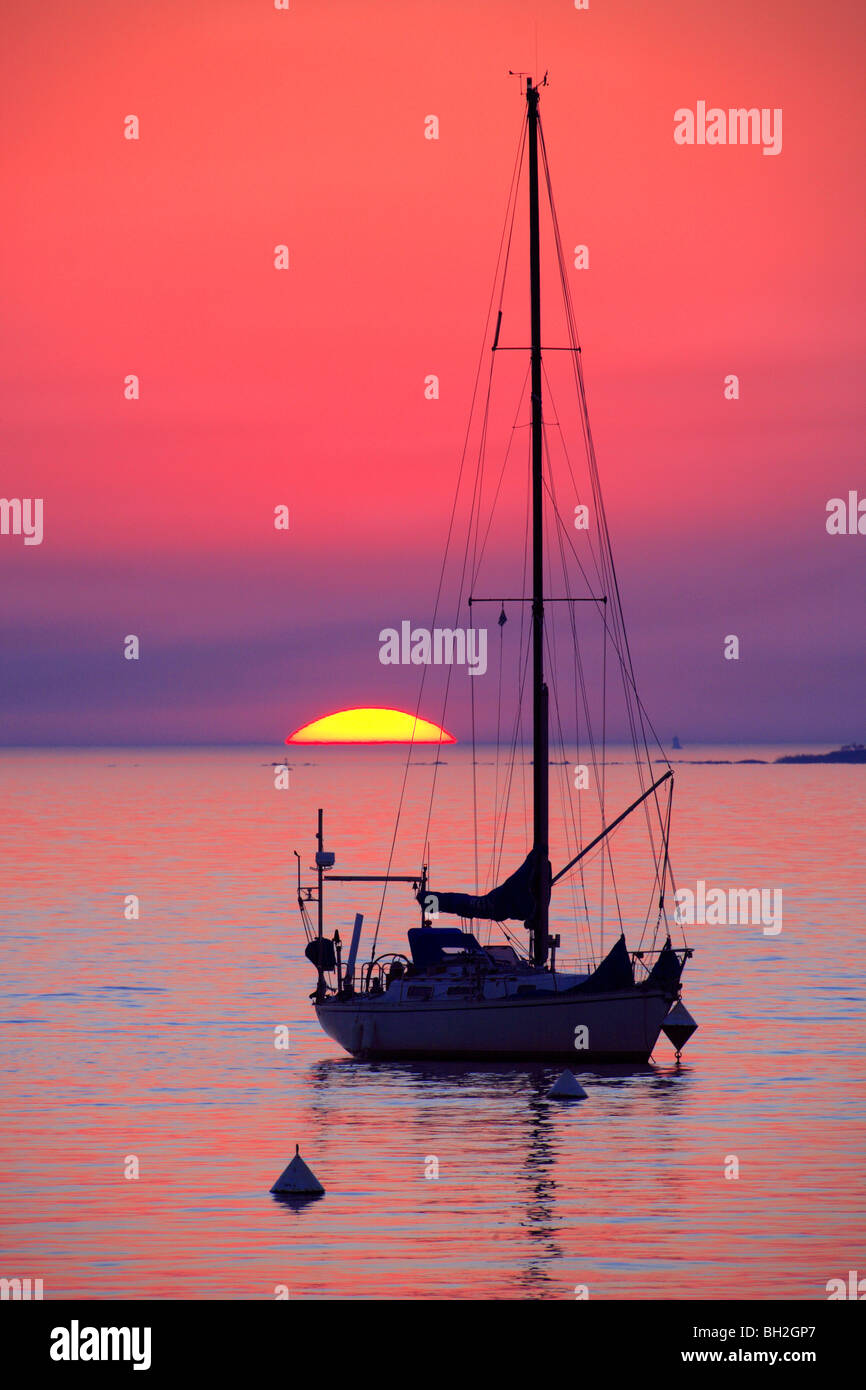 Bateau à Colonia del Sacramento yacht club, au coucher du soleil. L'Uruguay, Amérique du Sud. Banque D'Images