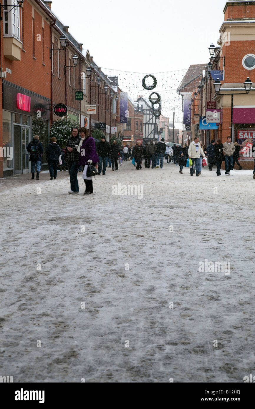 Chineurs et shoppers dans les ventes de janvier sur cité Chesterfield Derbyshire Vicaire lane East Midlands, Angleterre Banque D'Images