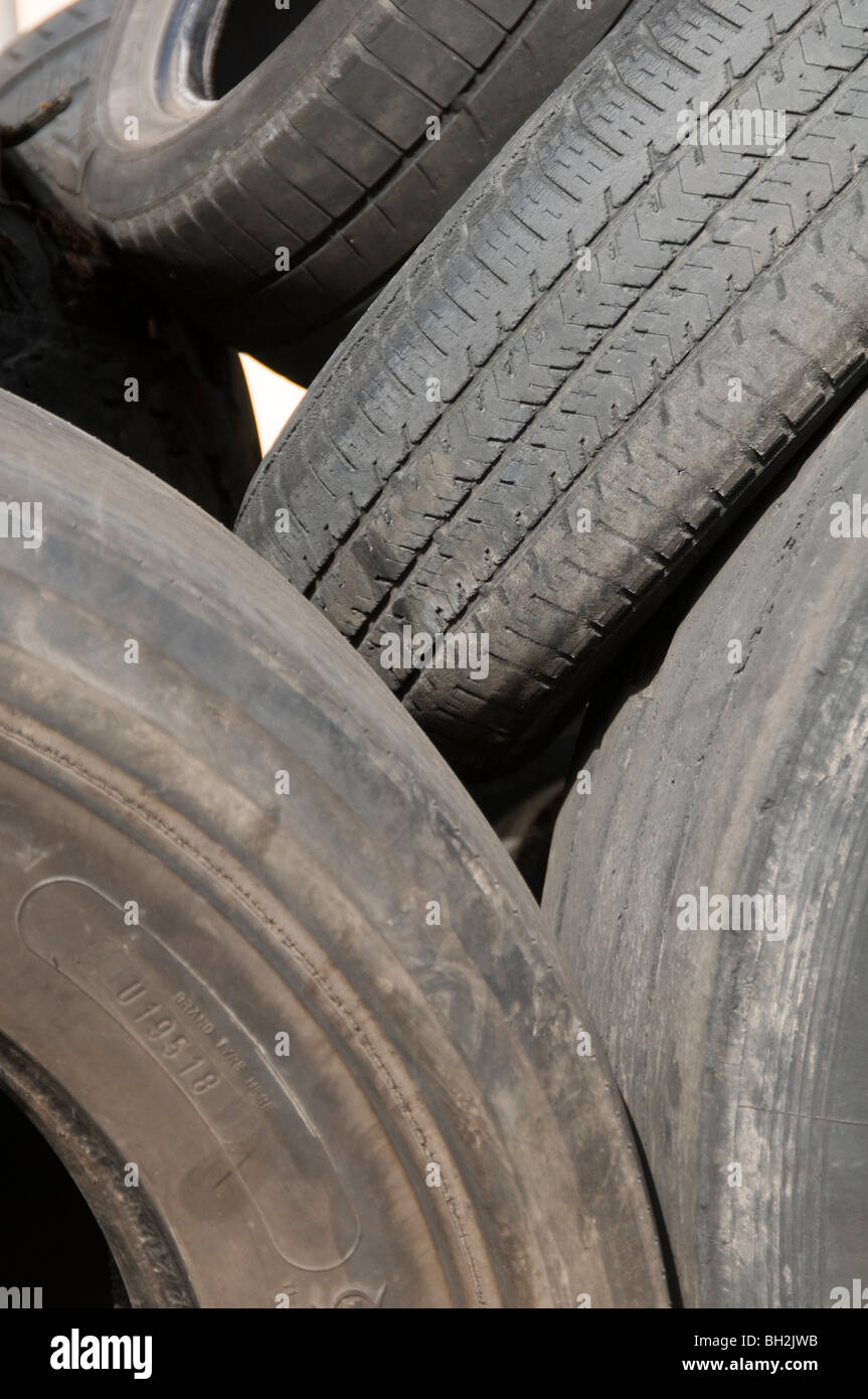 Vieux pneus pneus voitures pneu usé vers le bas de la bande de roulement  des déchets élimination des déchets Déchets de caoutchouc recyclé charge  environnementale le recyclag Photo Stock - Alamy