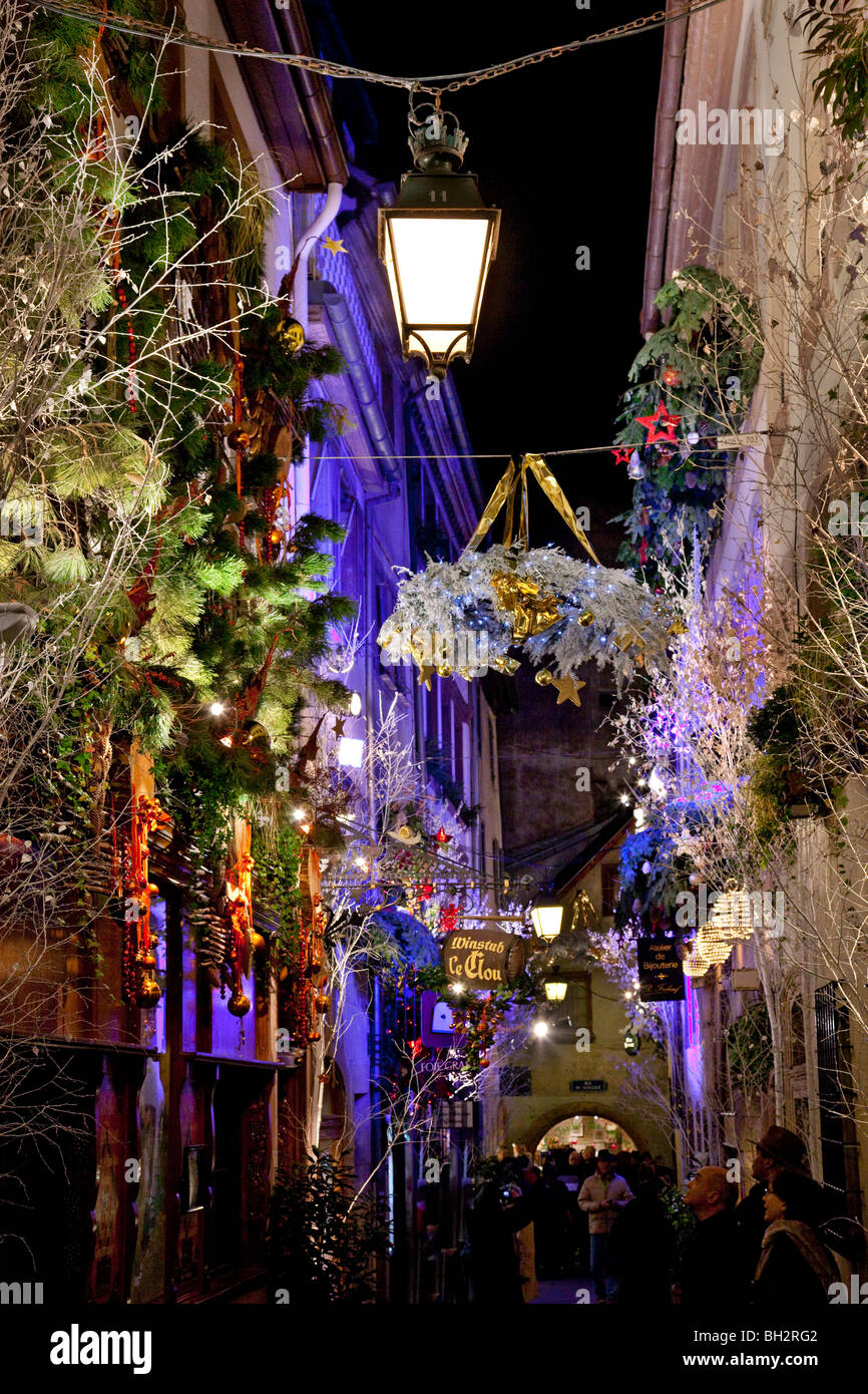 Les lumières de Noël dans les rues de Strasbourg, France, que cette ville est la capitale de Noël en Europe. Banque D'Images