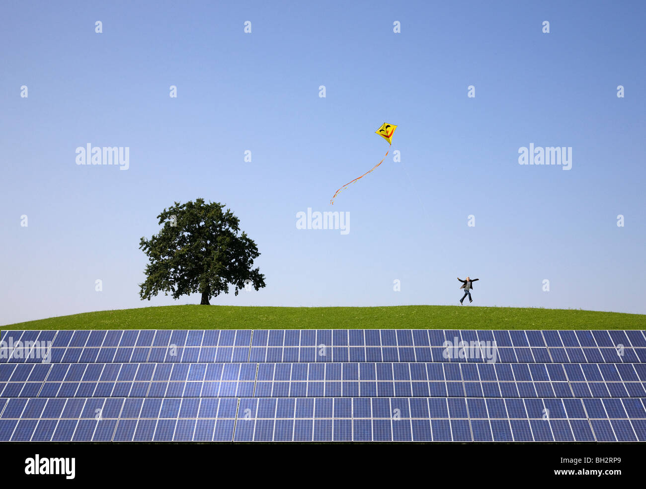 Man jumping à panneaux solaires Banque D'Images