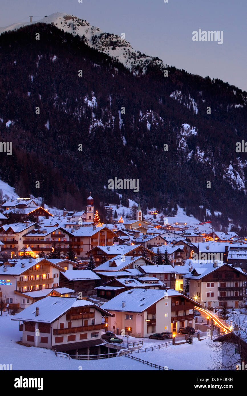 Village de Canazei dans la neige de l'hiver, les Dolomites, Val di Fassa, Italie, Europe Banque D'Images