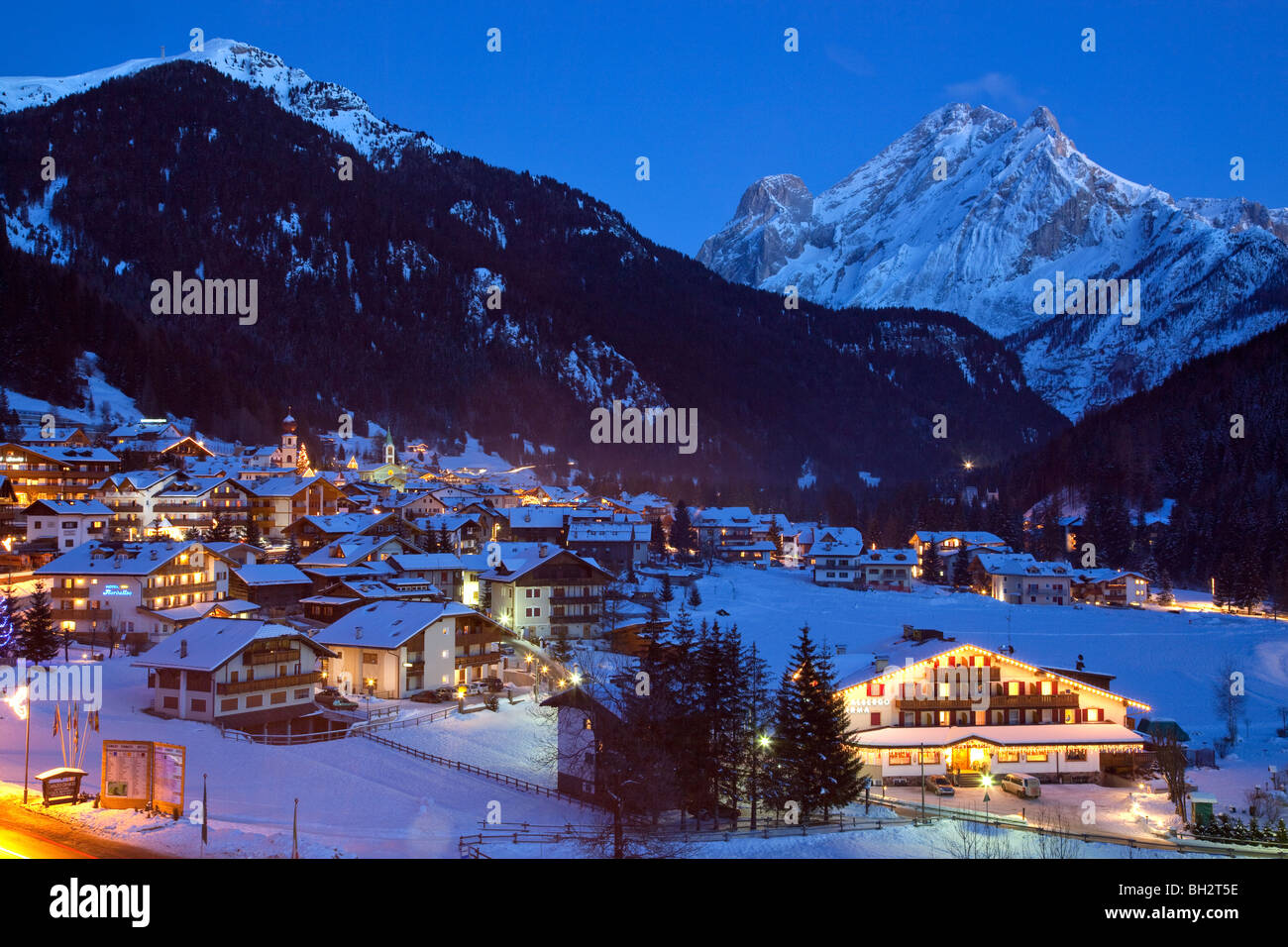 Village de Canazei dans la neige de l'hiver, les Dolomites, Val di Fassa, Italie, Europe Banque D'Images