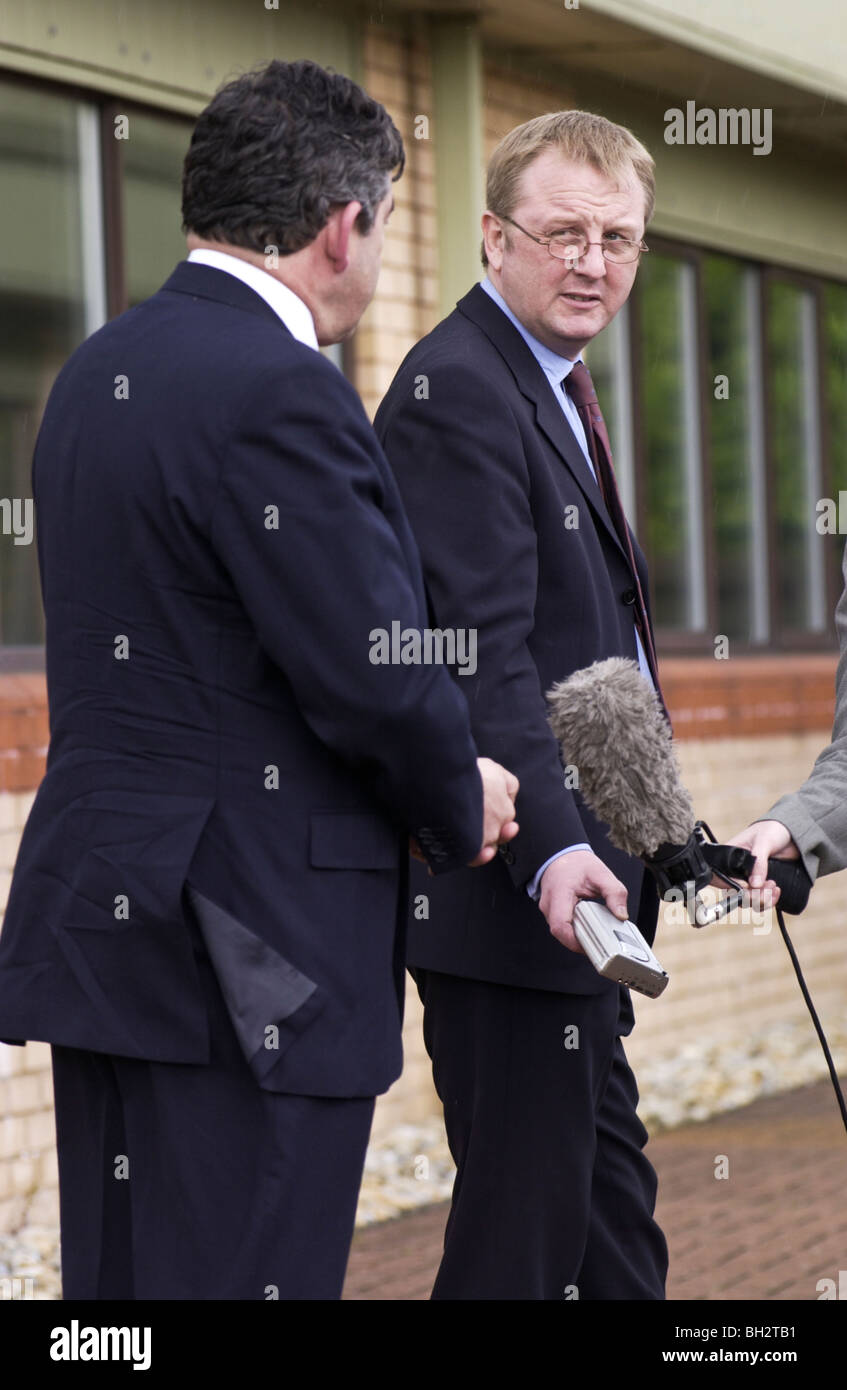 Ian Austin conseiller spécial à Gordon Brown sur la photo alors que Brown parle à la presse galloise à Blackwood Islwyn Galles du Sud Banque D'Images