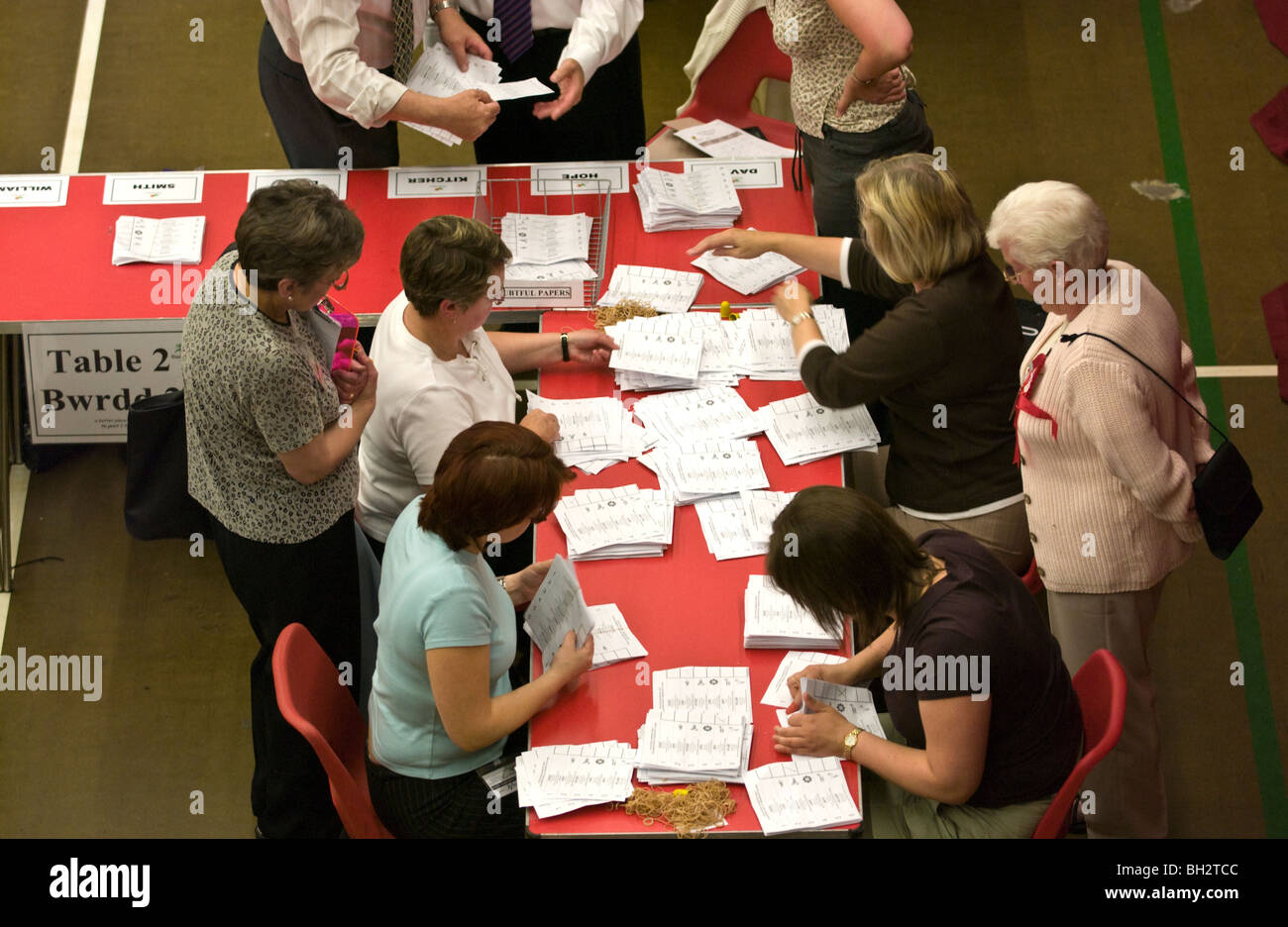 Dépouillement des votes dans une élection partielle dans la circonscription de Blaenau Gwent South Wales Valleys UK Banque D'Images