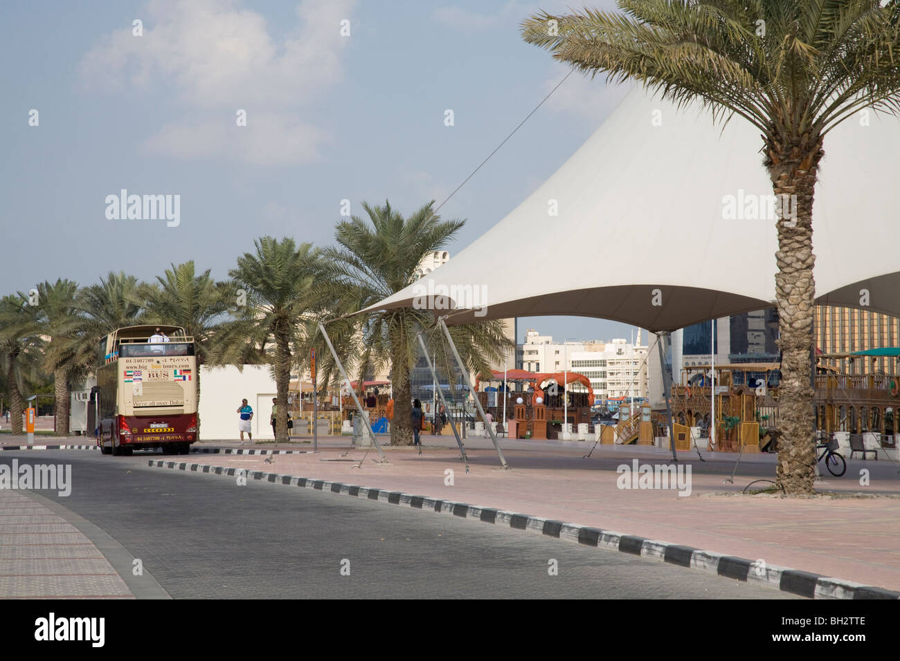 Dubai Emirats Arabes Unis un Big Bus Company double decker bus touristique s'est arrêté pour les passagers à descendre pour le Creek à pied Banque D'Images