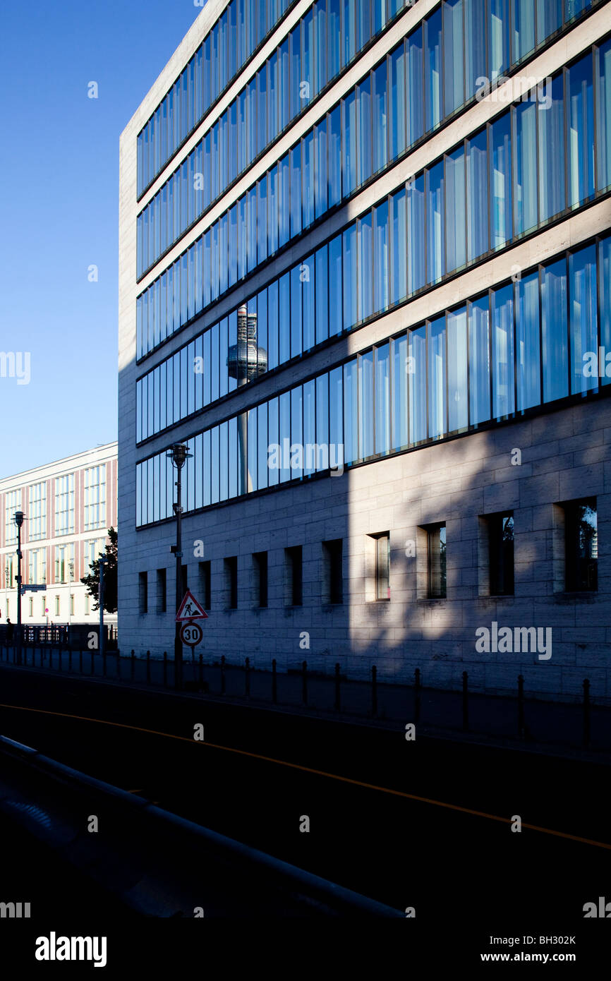 La tour de télévision reflétée sur la façade de l'immeuble de bureaux du ministère fédéral des affaires étrangères (Das Haus am Werderschen Markt), Berlin, Allemagne Banque D'Images
