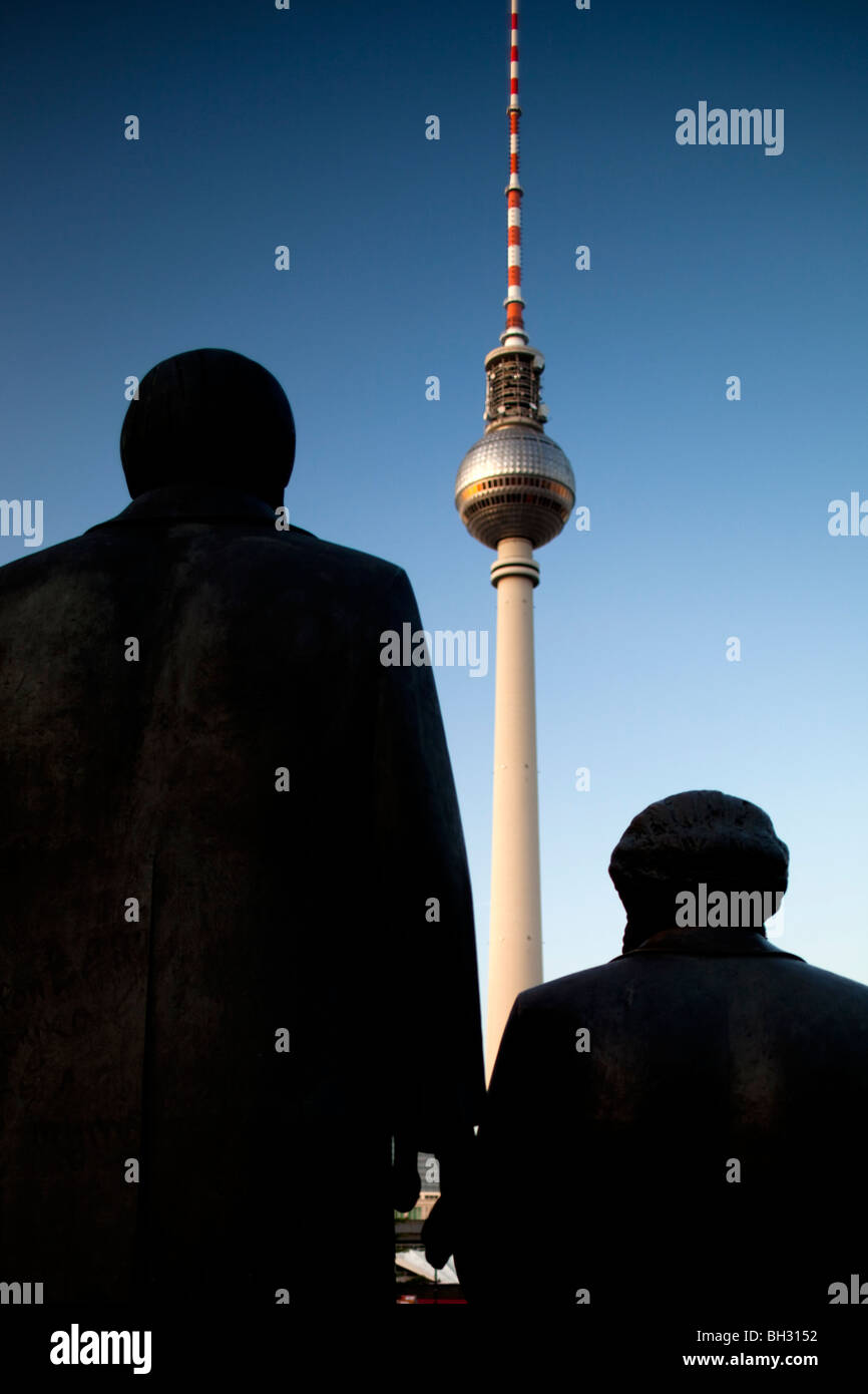 Marx et Engels statues avec la tour de télévision sur l'arrière-plan, le forum Marx-Engels, Berlin, Allemagne Banque D'Images