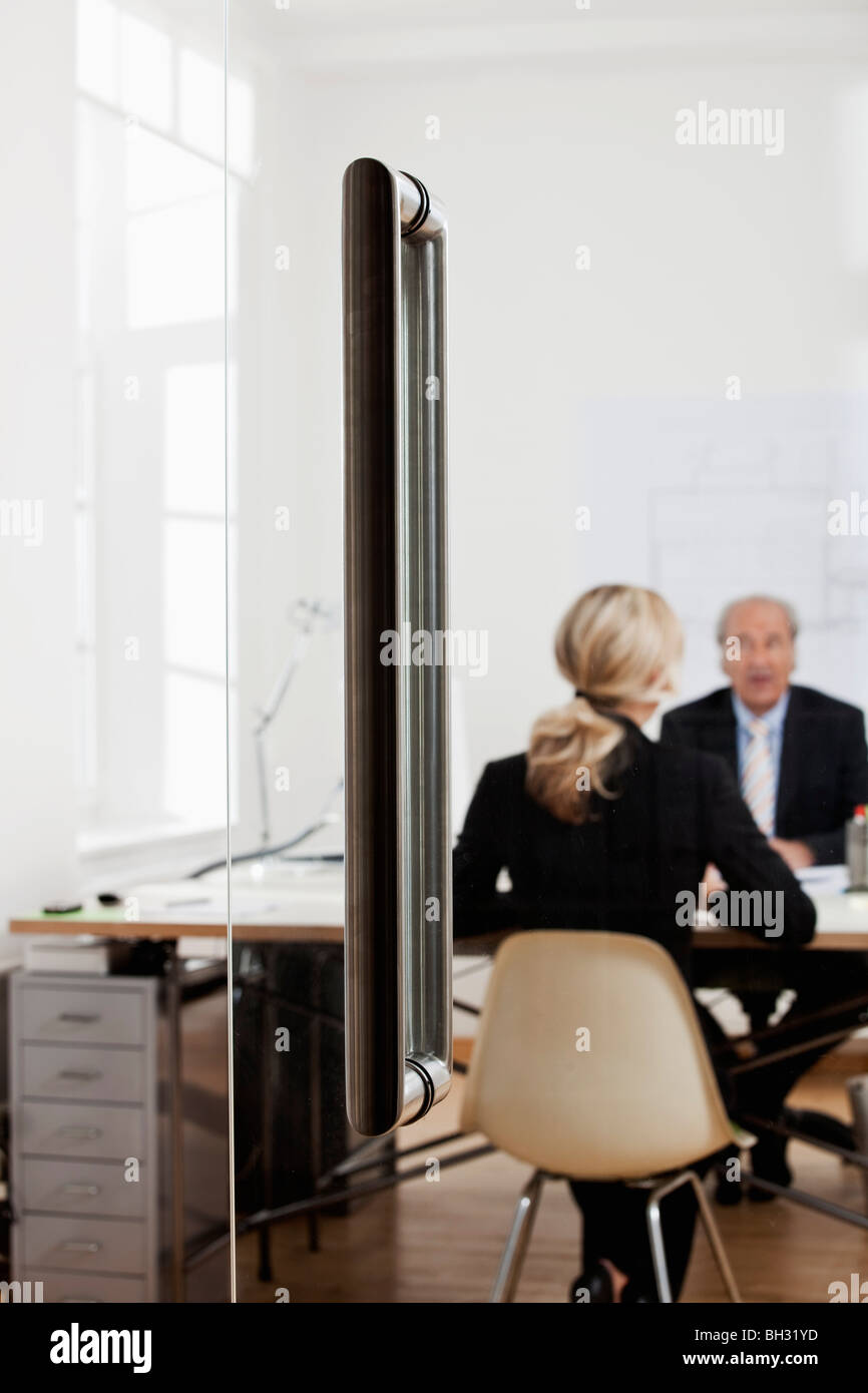 Senior businessman talking to a woman Banque D'Images