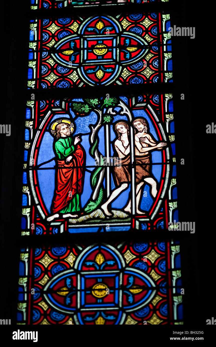 Dieu évince Adam et Ève du jardin d'Eden, vitrail, cathédrale Saint Pierre, Vannes, France Banque D'Images
