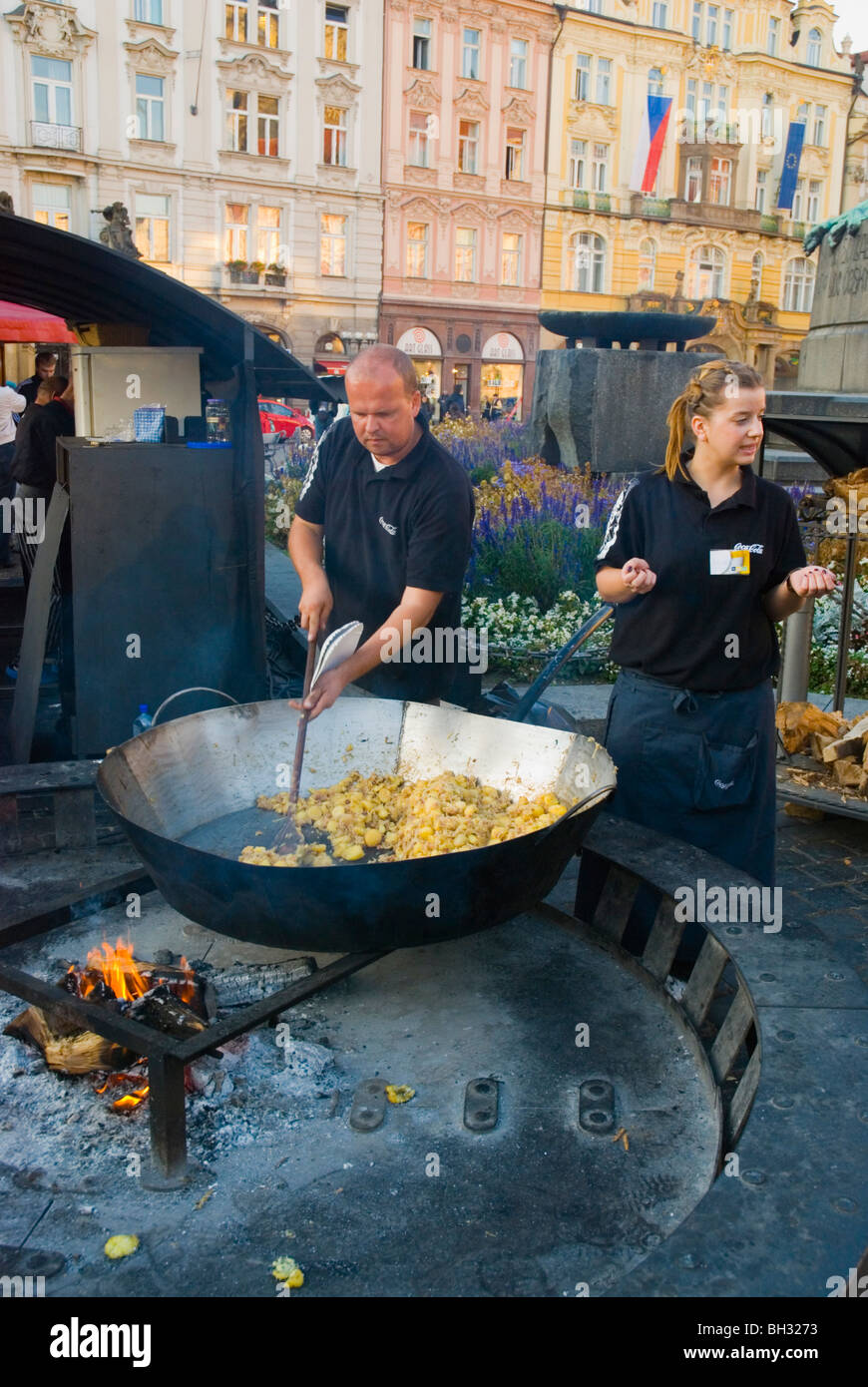 La cuisson dans un wok casserole géant à la place de la vieille ville de Prague République Tchèque Europe Banque D'Images