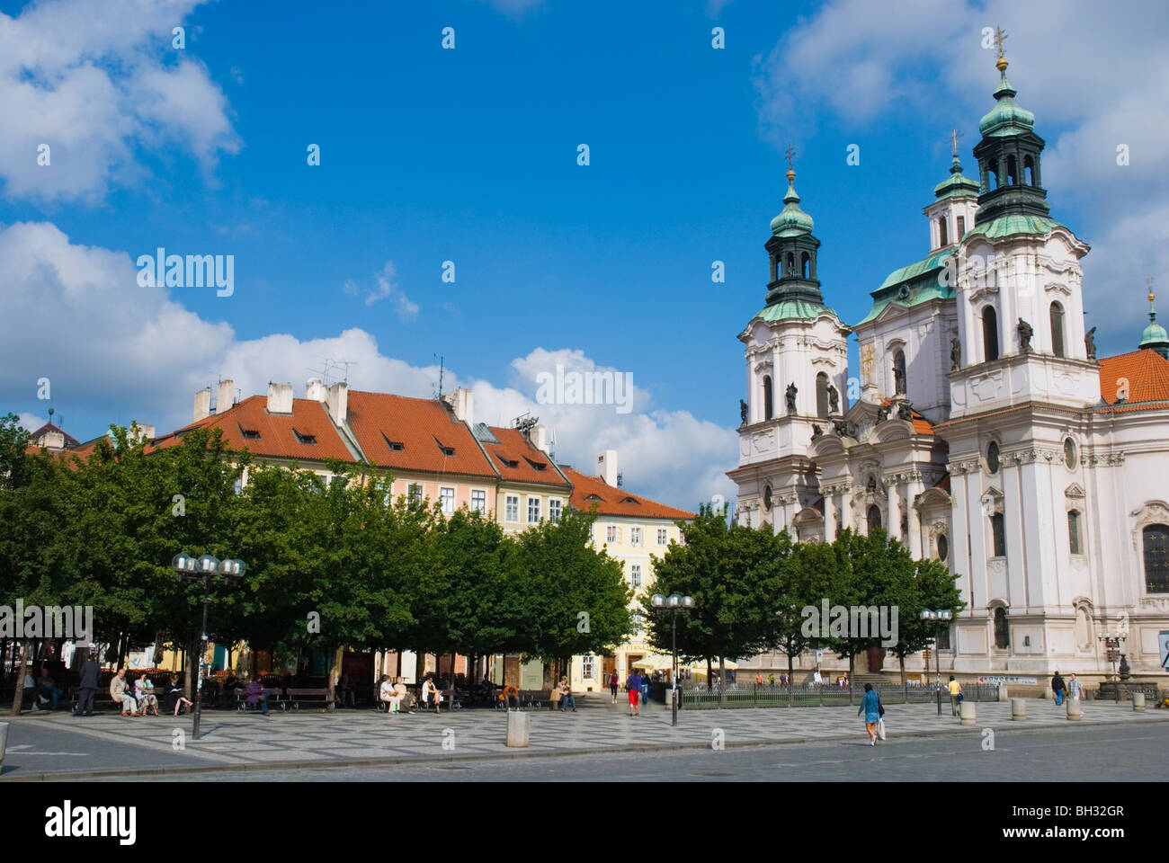 Église de Sv Mikulas à la place de la vieille ville de Prague République Tchèque Europe Banque D'Images