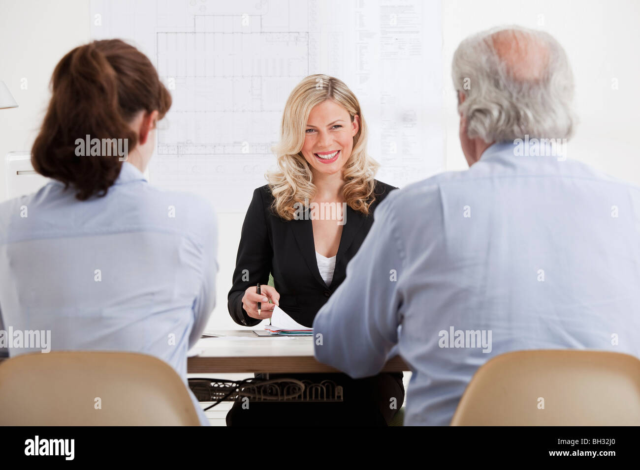 Femme d'affaires de parler à l'homme et de la femme. Banque D'Images