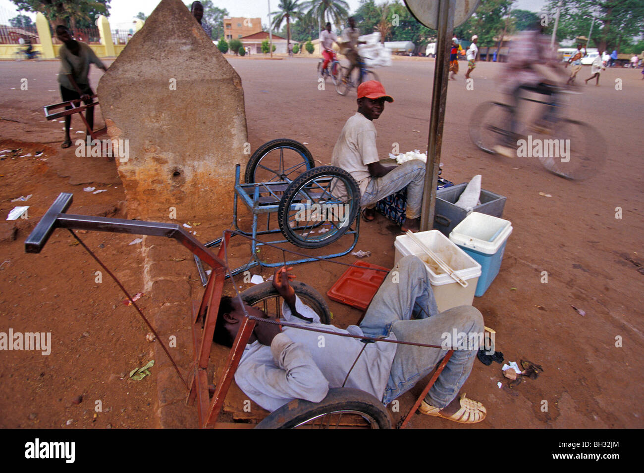 Vendeurs de nourriture PAR LA ROUTE, BOBO-DIOULASSO, BURKINA FASO Banque D'Images