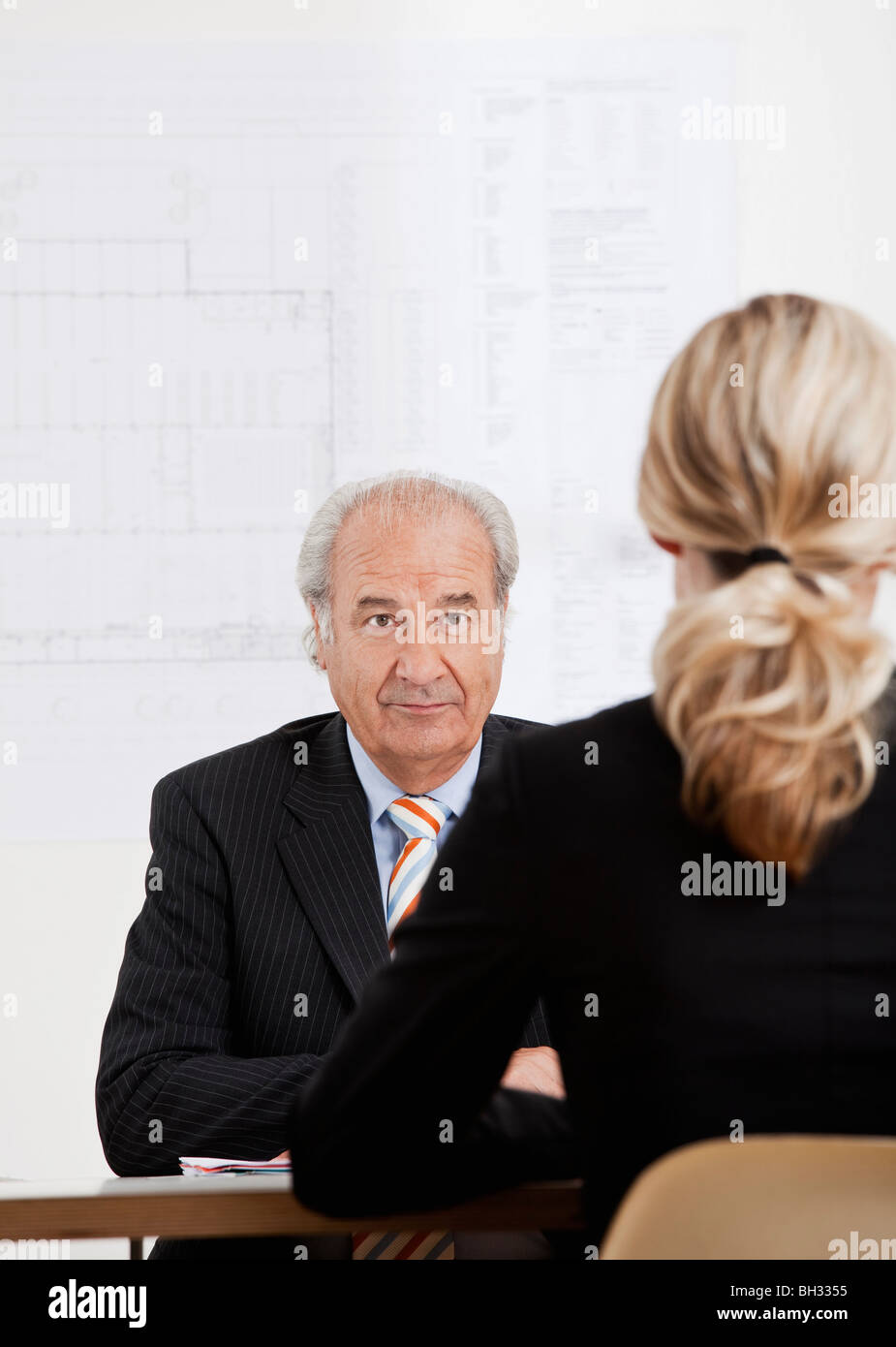 Senior businessman talking to a woman Banque D'Images