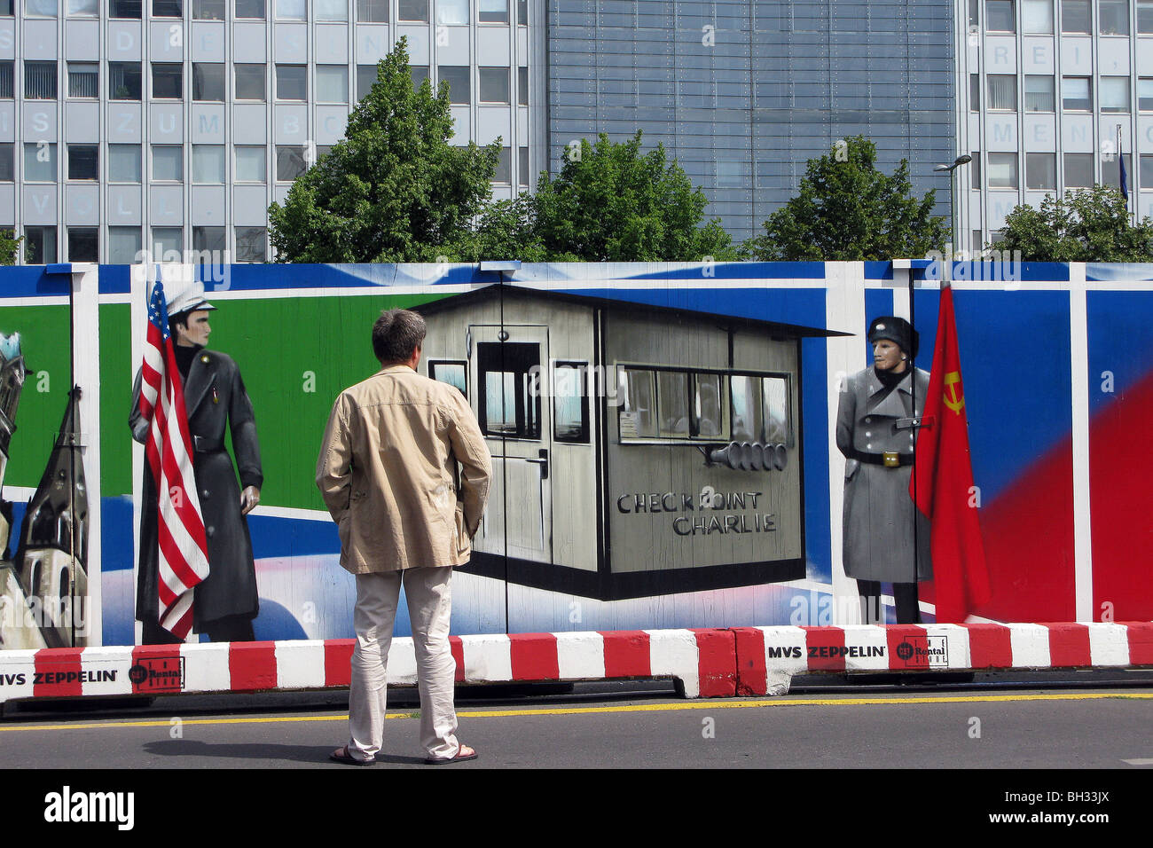 Clôture À BORD ILLUSTRANT LA GUERRE FROIDE ET Checkpoint Charlie (POINT DE CONTRÔLE DU SECTEUR AMÉRICAIN) BERLIN, ALLEMAGNE Banque D'Images