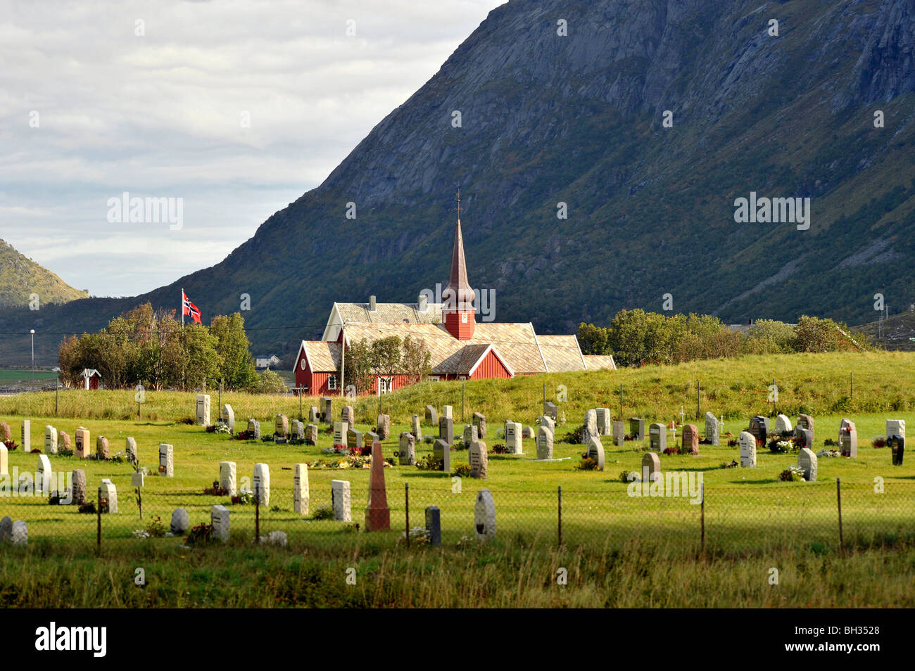 Flakstad église avec dôme en forme d'oignon, Flakstad, îles Lofoten, Norvège du Nord Banque D'Images