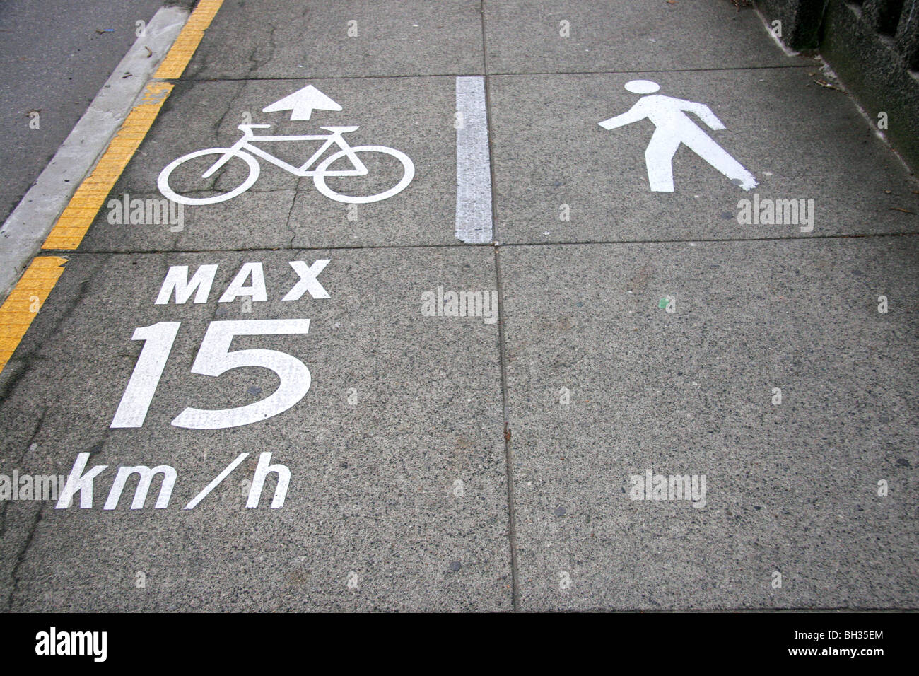Zone piétonne et voie cyclable. Banque D'Images