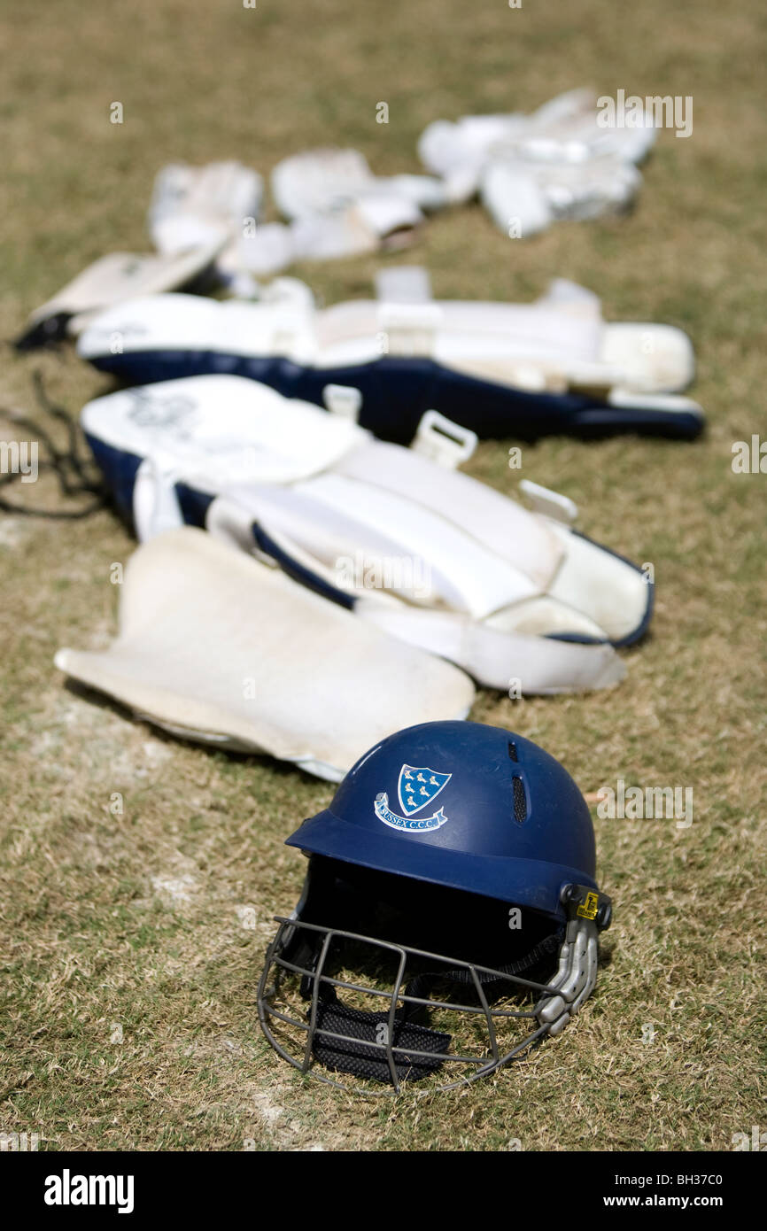 Un casque de cricket de Sussex et Batting Pads. Photo par James Boardman Banque D'Images