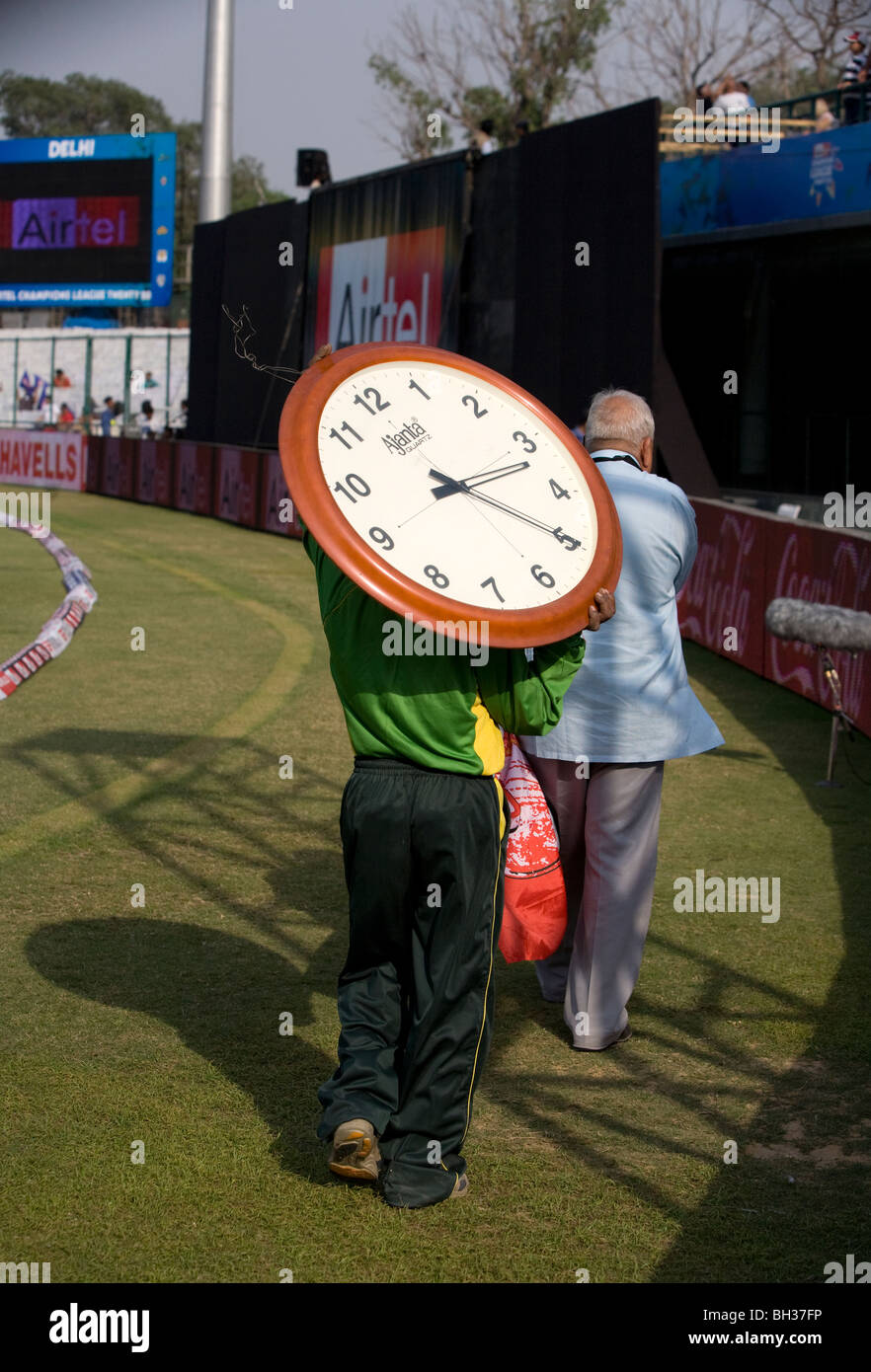 Un homme porte une horloge autour du champ extérieur de la Feroz Shah Kotla Stadium à New Delhi, en Inde. Photo par James Boardman Banque D'Images