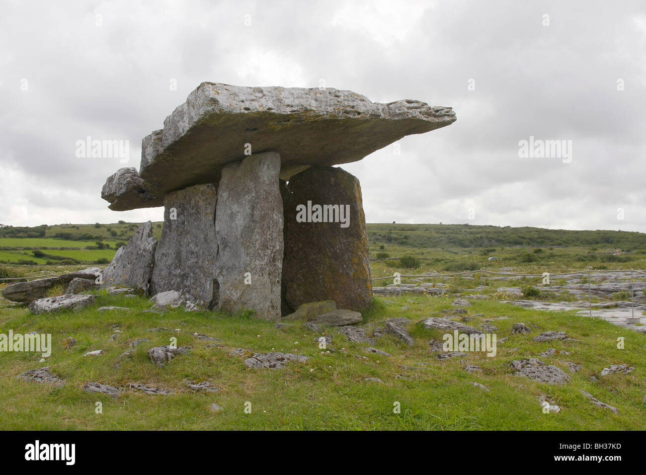 Le portail de Poulnabrone Dolmen sur le Burren, comté de Clare, Irlande. Banque D'Images