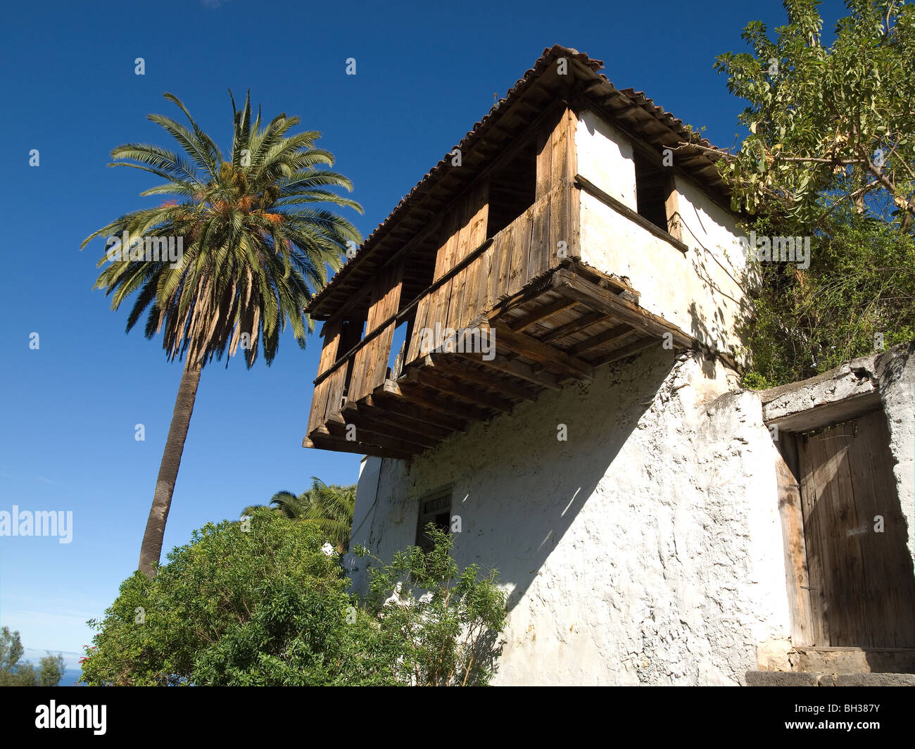 Un balcon en bois traditionnel des Canaries sur une maison ancienne donnant sur l'arbre Dragon park à Icod Los Realejos Tenerife Banque D'Images
