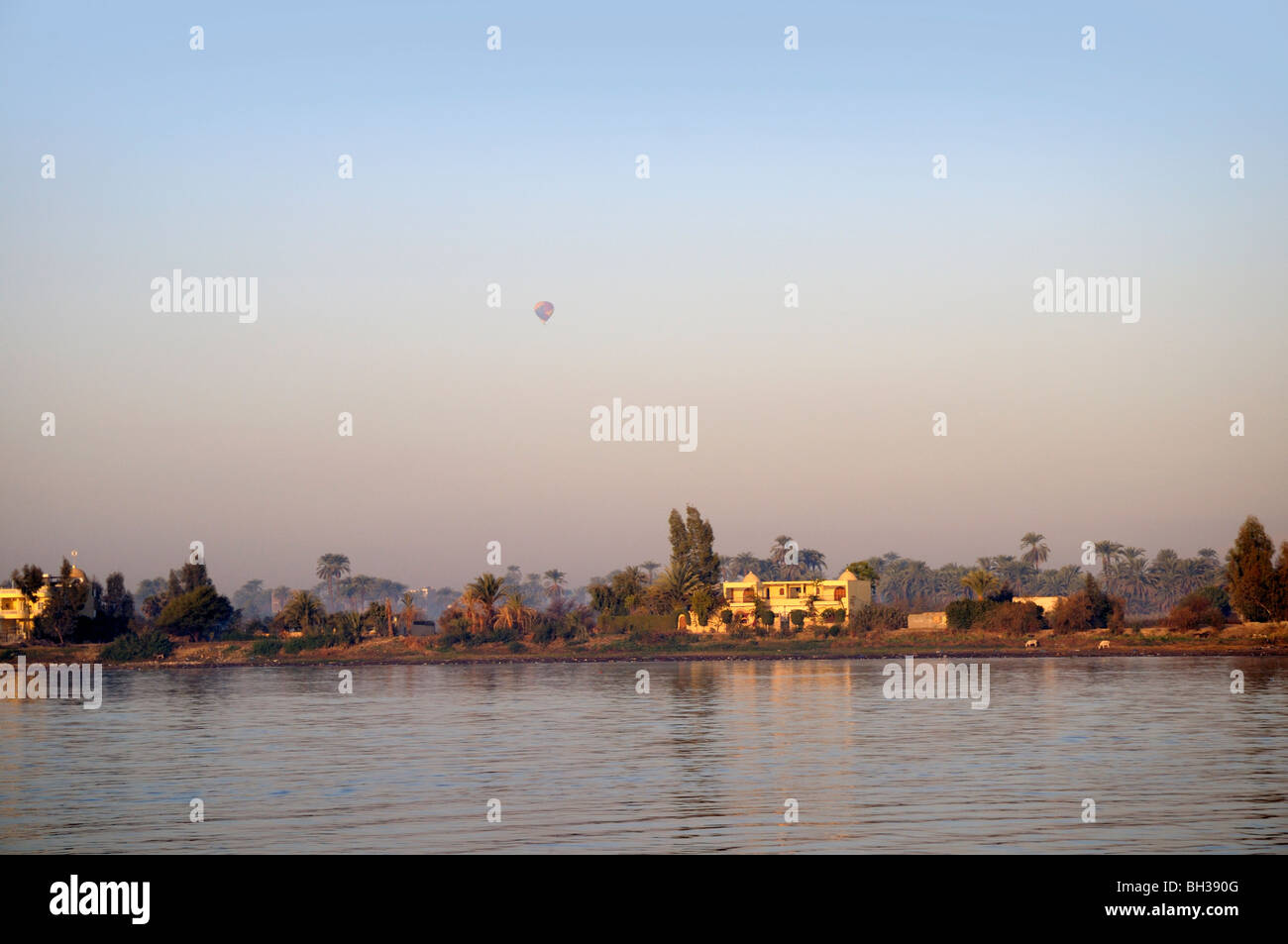 Tôt le matin, en ballon sur la rive ouest du Nil à partir d'un navire de croisière sur le Nil en Egypte Banque D'Images