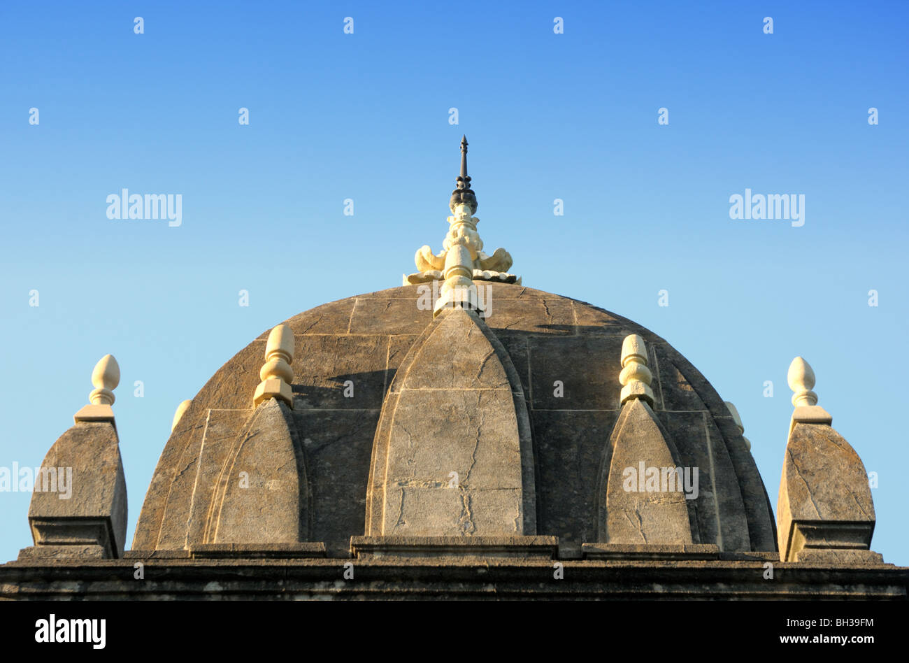 Le toit de la rénovation Monument à Raja Rammohan Roy dans un cimetière de l'époque victorienne à Bristol sur une journée ensoleillée avec ciel bleu. Banque D'Images