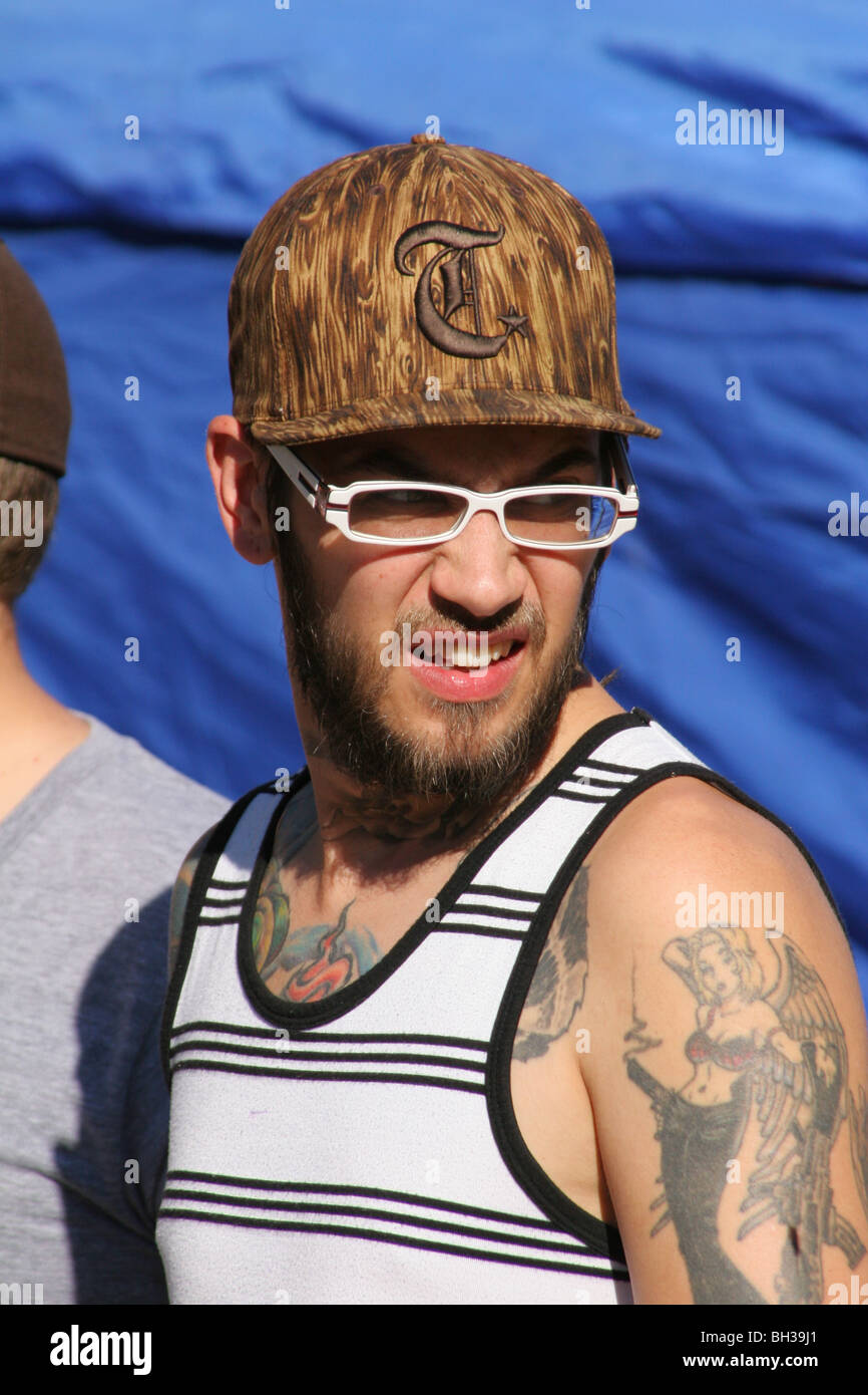 Lunettes blanc homme avec Tattoo à Street Festival à Yellow Springs, Ohio, USA. Banque D'Images