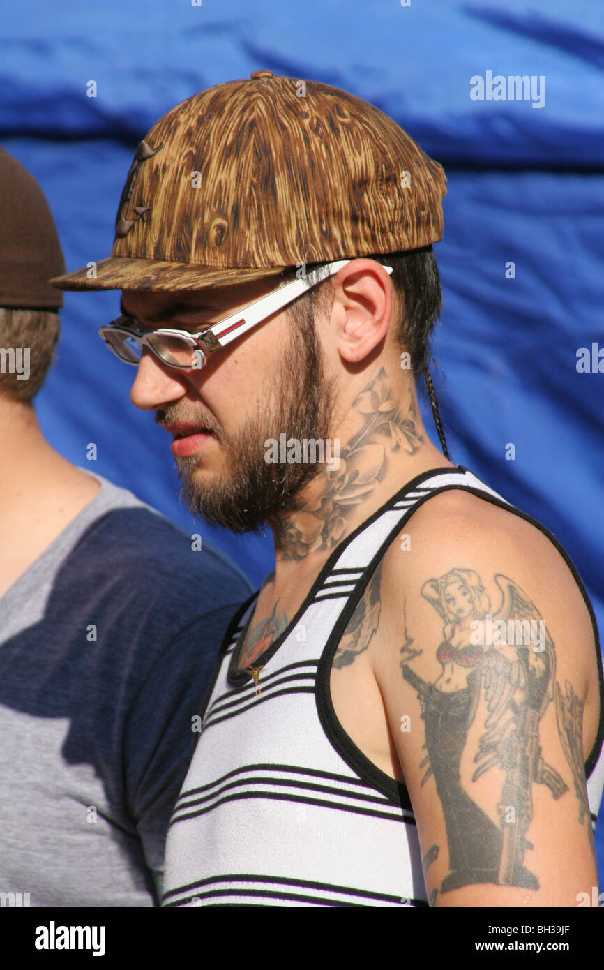 Lunettes blanc homme avec Tattoo à Street Festival à Yellow Springs, Ohio, USA. Remarque une abeille volant à milieu de la poitrine. Banque D'Images
