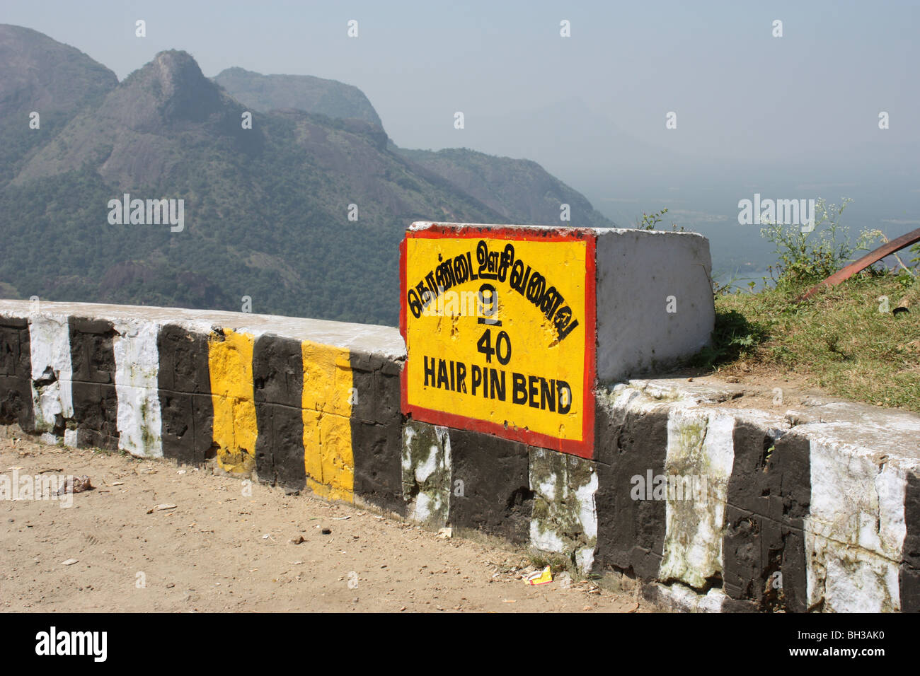 L'épingle à cheveux virage sur une route près de Tamil Nadu, Pollachi Banque D'Images