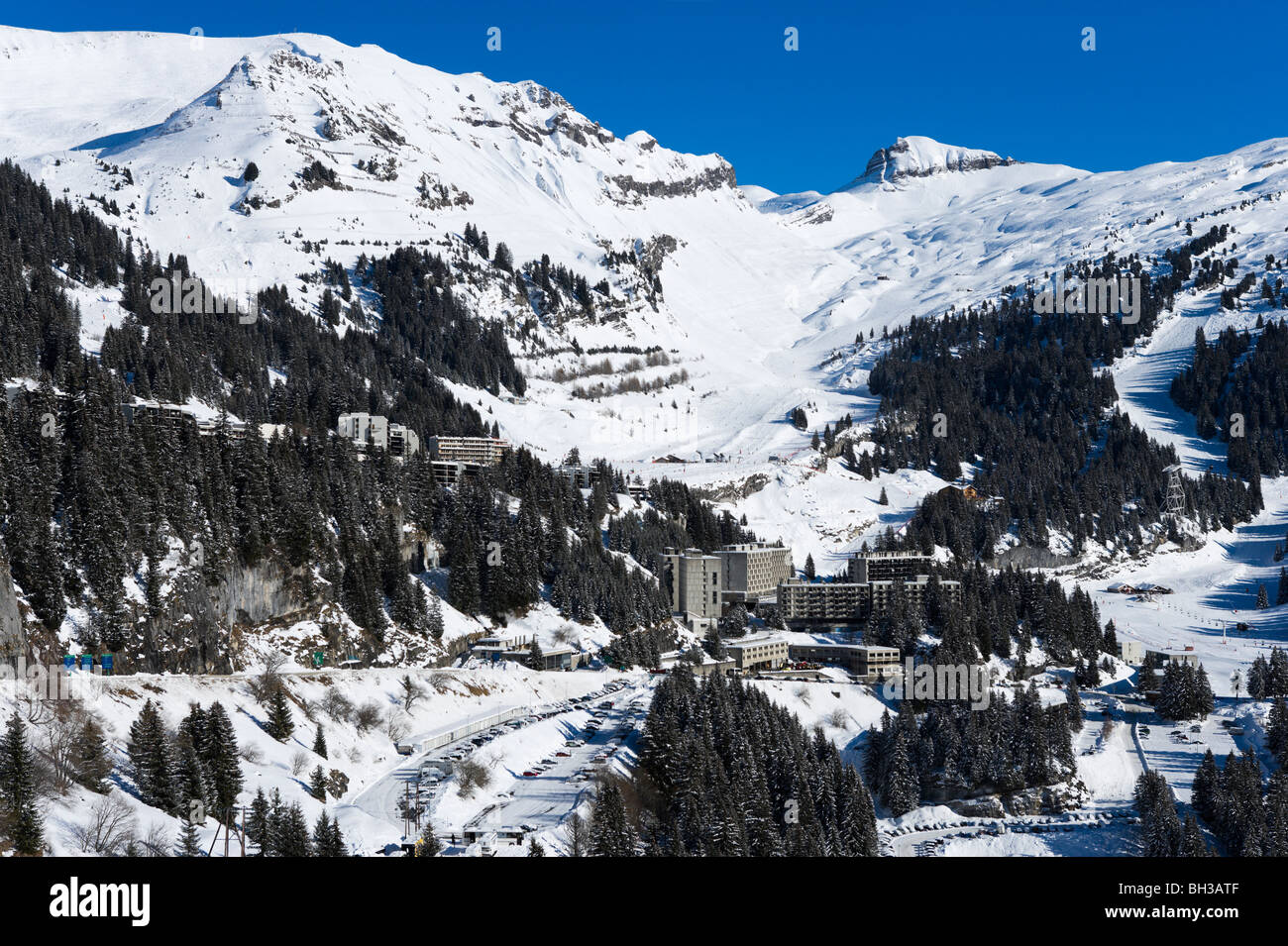 Vue sur le complexe hôtelier de Flaine, Grand Massif, Haute Savoie, Région France Banque D'Images