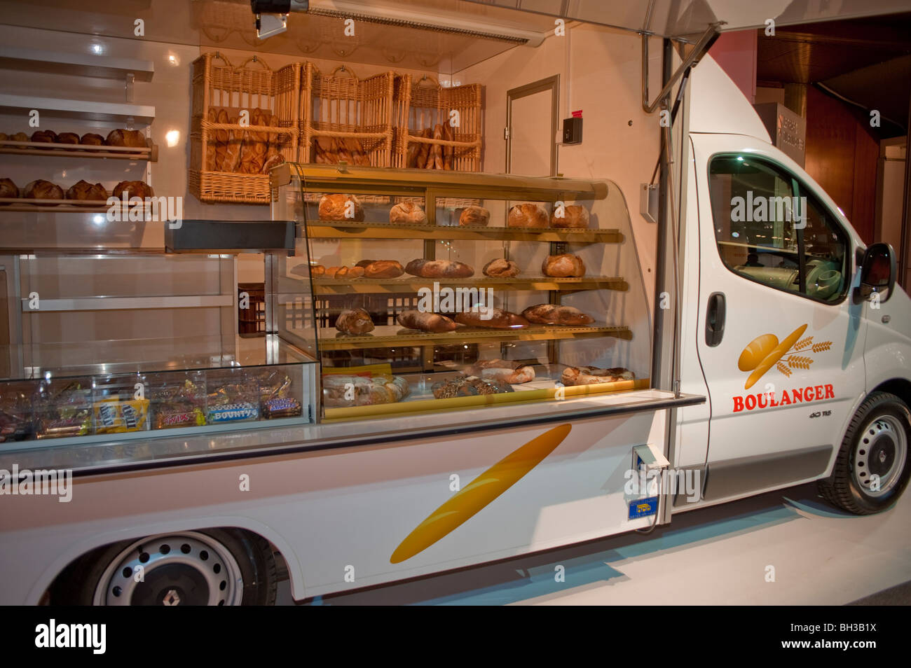Paris, France, French Bakery, camion boulangerie exposé dans le showroom de Renault Company, Street Vendor, vendeur local Banque D'Images