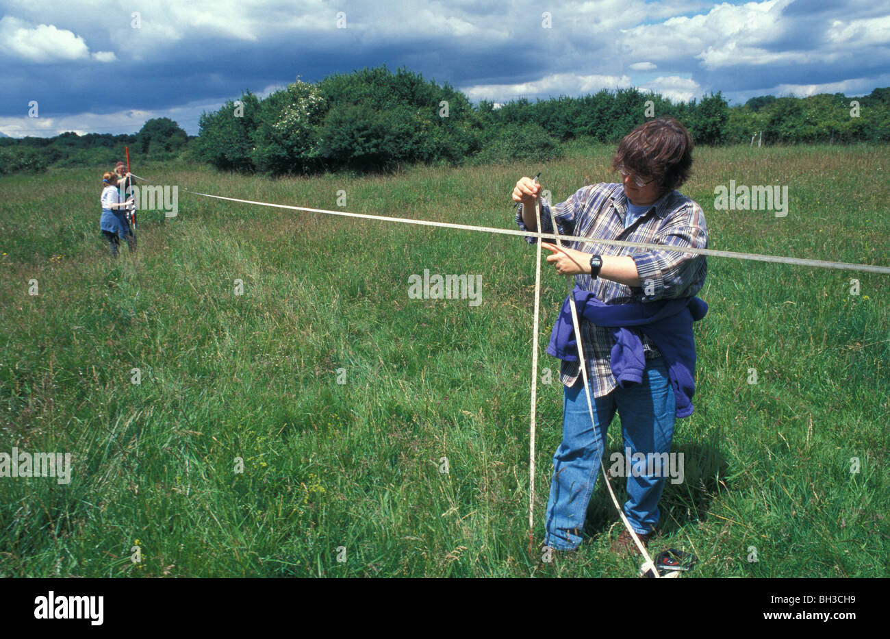 Aux étudiants de chercher des signes de Ridge et de l'agriculture sur l'Hanglands Sillon Castor NNR Cambridgeshire Juin 1999 Banque D'Images